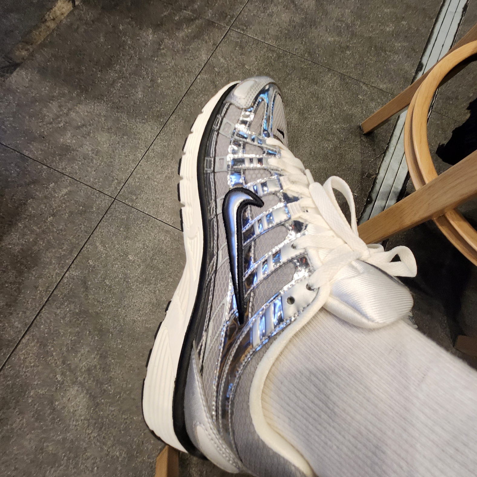 Nike P-6000 Metallic Silver 착용 스타일