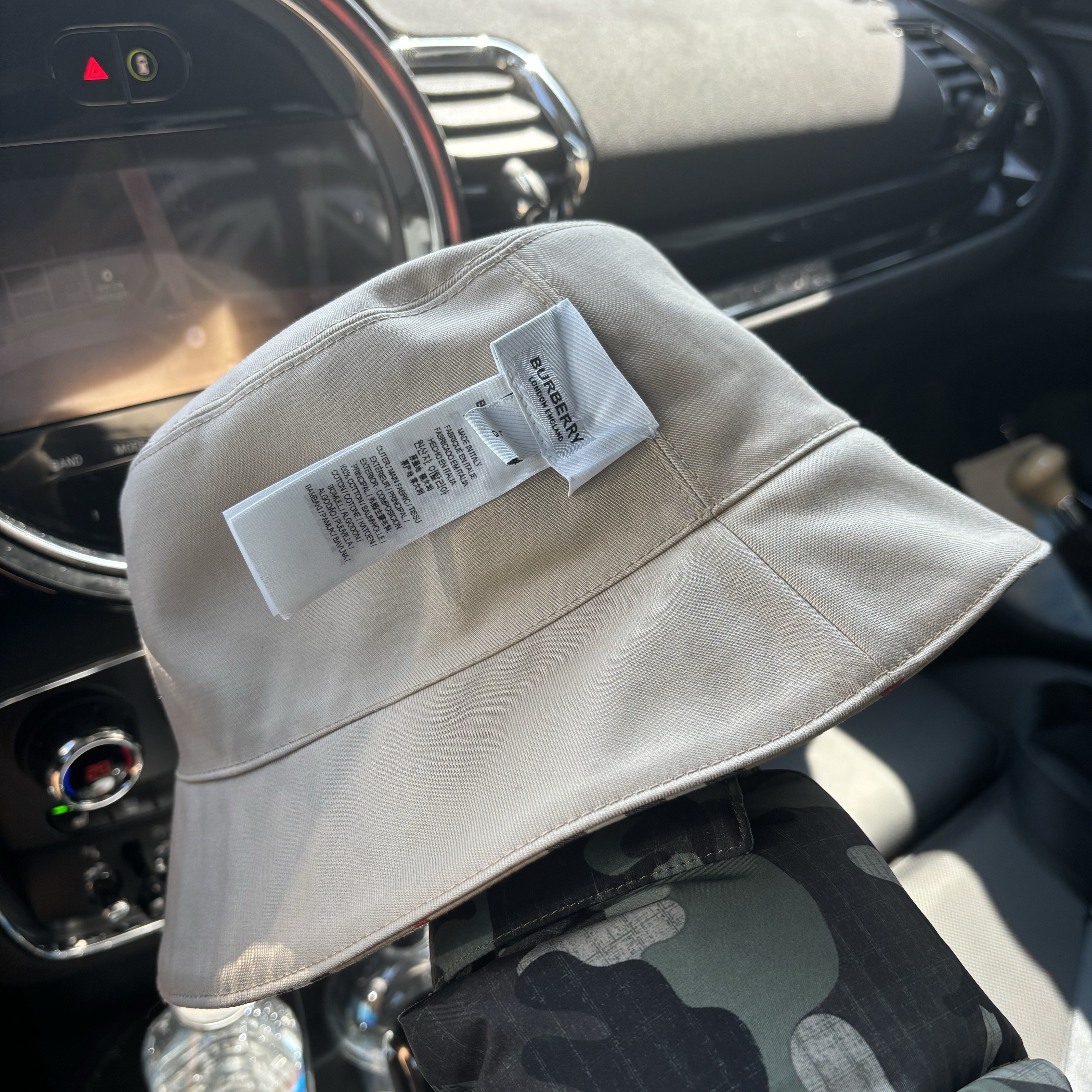 Burberry Reversible Icon Stripe Bucket Hat Archive Beige Black 착용 스타일 - 4