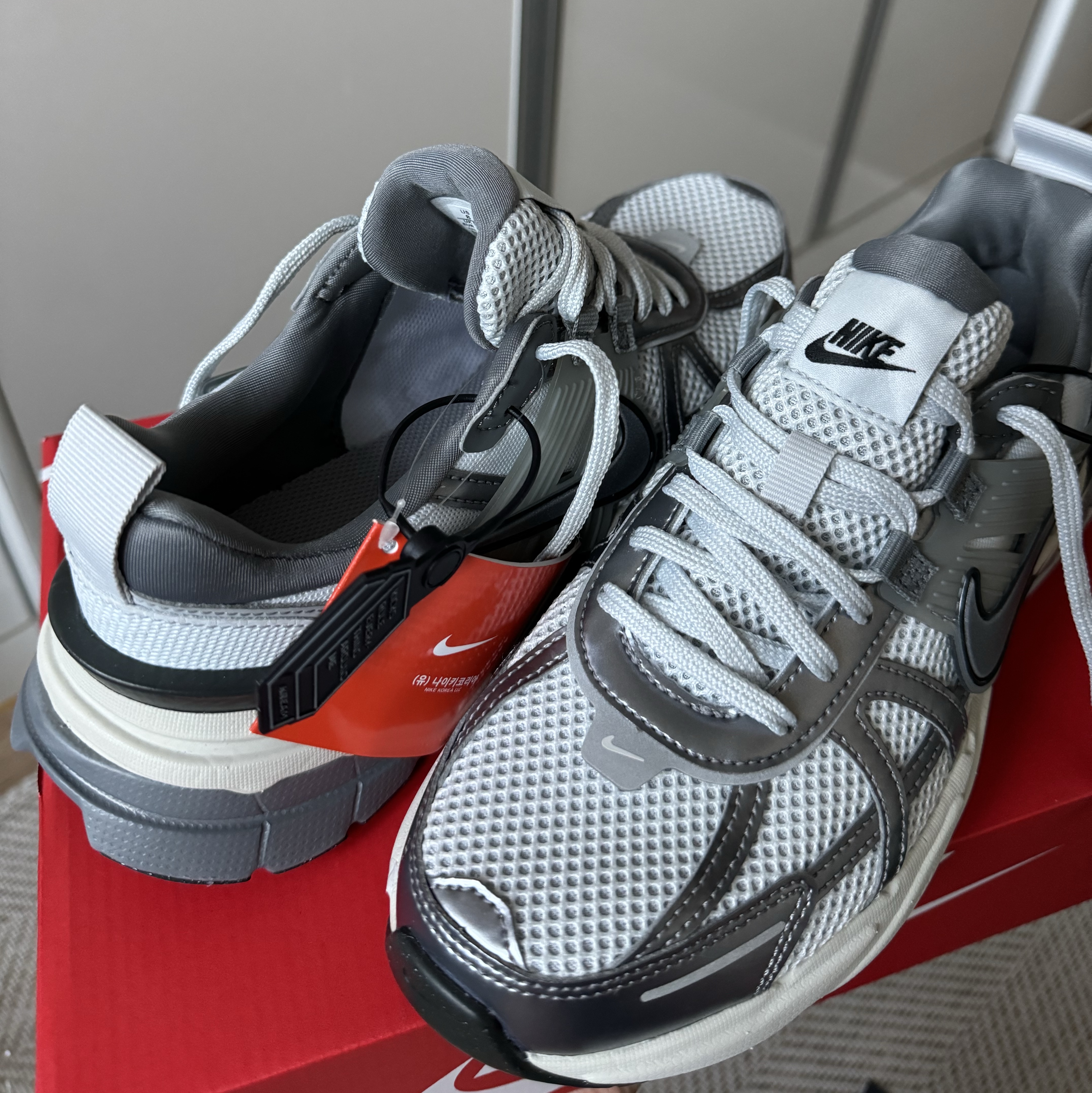 Nike V2K Run Pure Platinum Wolf Grey 착용 스타일 - 2
