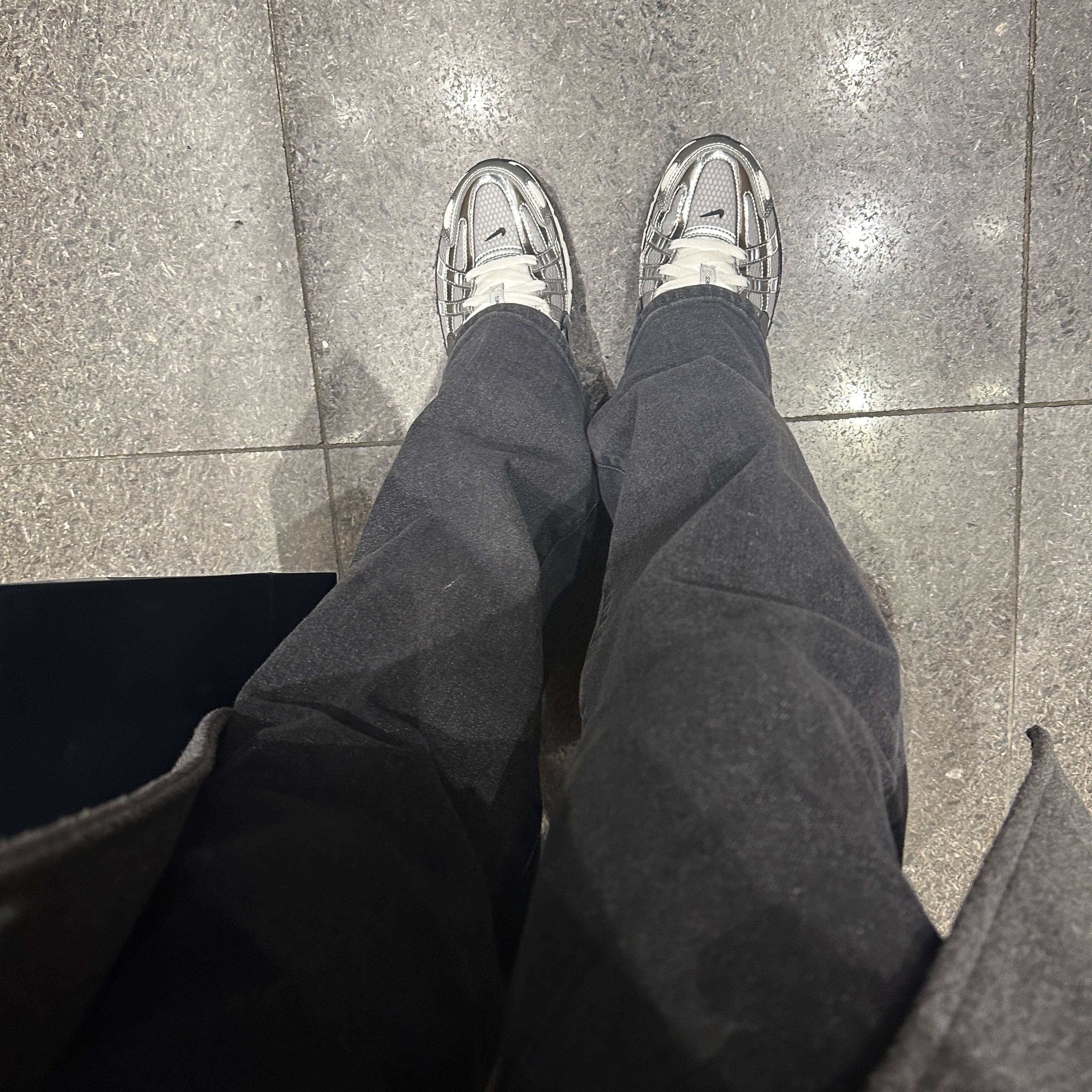 Nike P-6000 Metallic Silver 착용 스타일