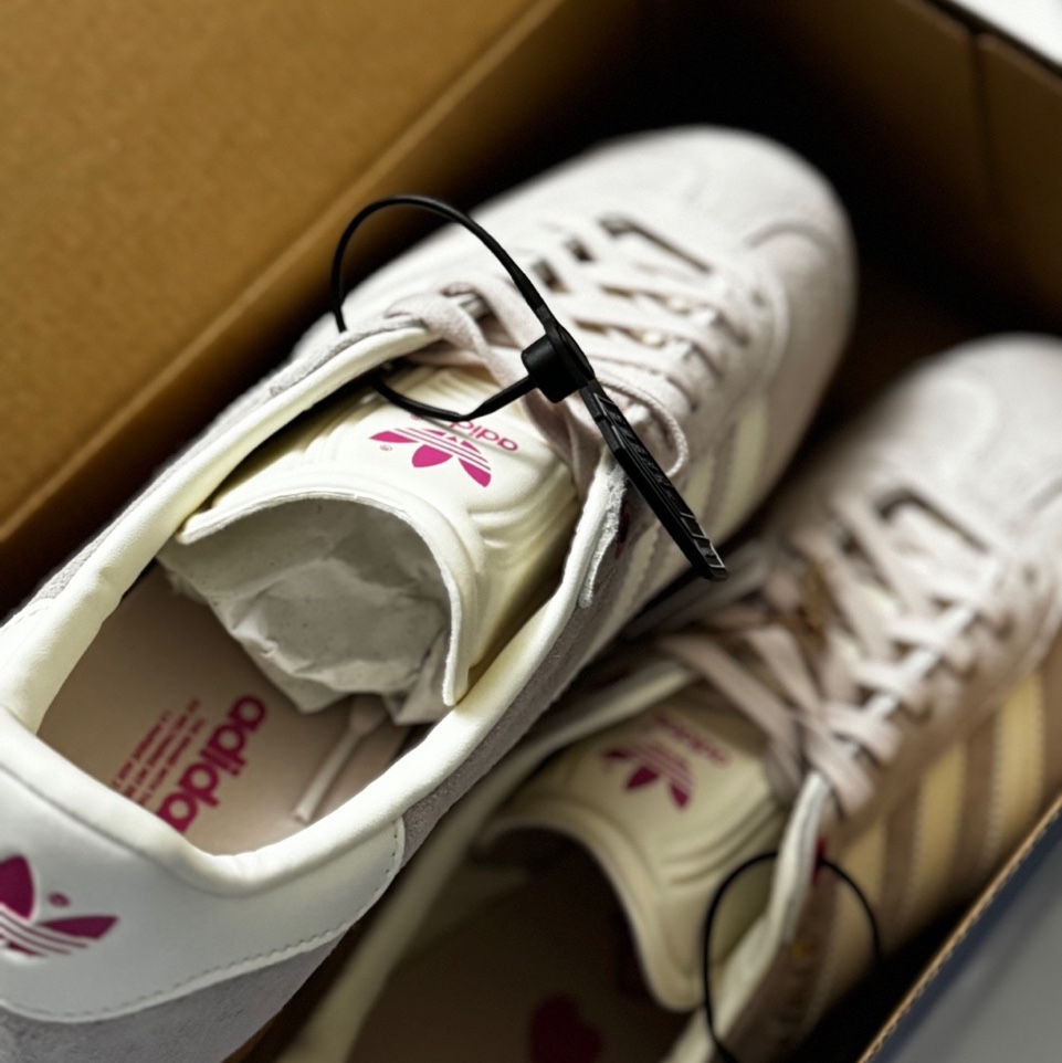 (W) Adidas Gazelle Valentine Day Putty Mauve Ivory - Foot Locker Exclusive 착용 스타일