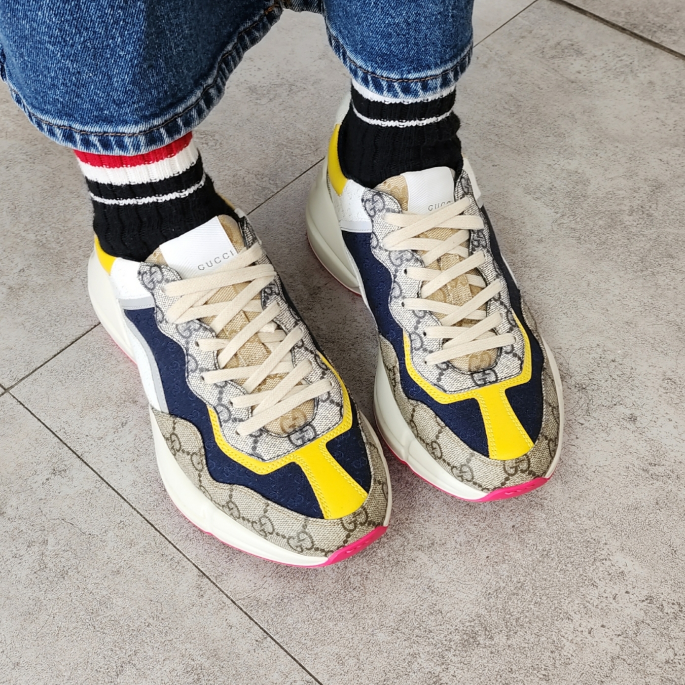 Gucci GG Rhyton Beige Sneakers Ebony Blue 착용 스타일 - 1