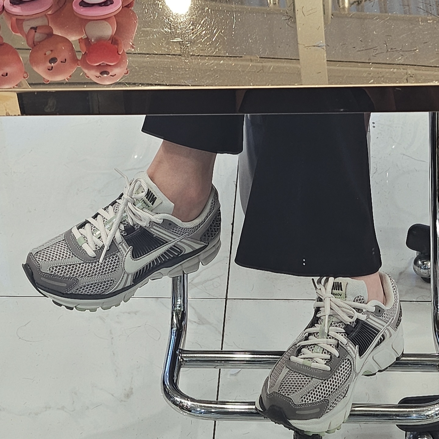 (W) Nike Zoom Vomero 5 Cobblestone and Flat Pewter 착용 스타일