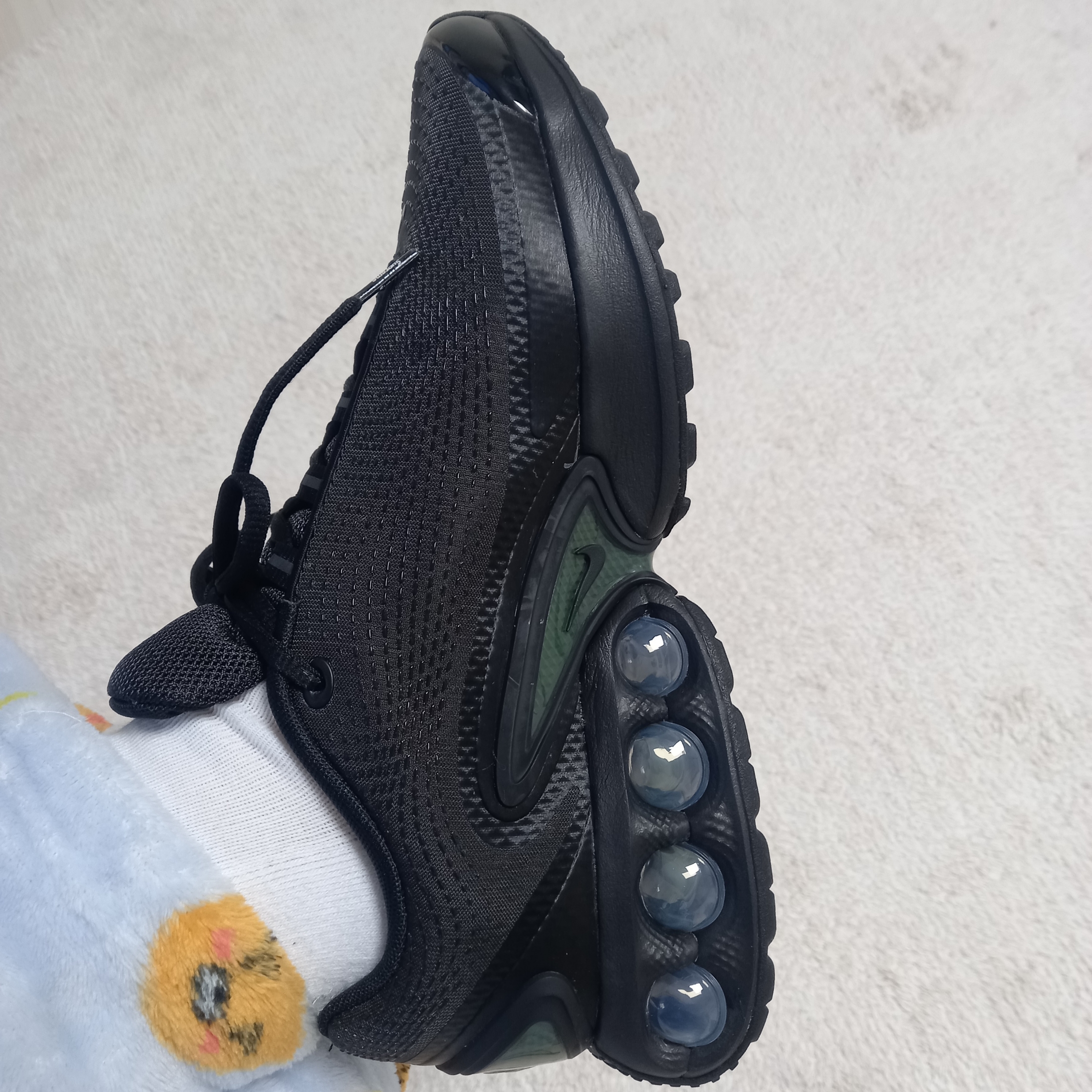 Nike x Supreme Air Max DN SP Black Galactic Jade, Nike Everyday Plus Cushioned Crew Socks White Varsity Royal (Korean Ver.) 착용 스타일 - 2
