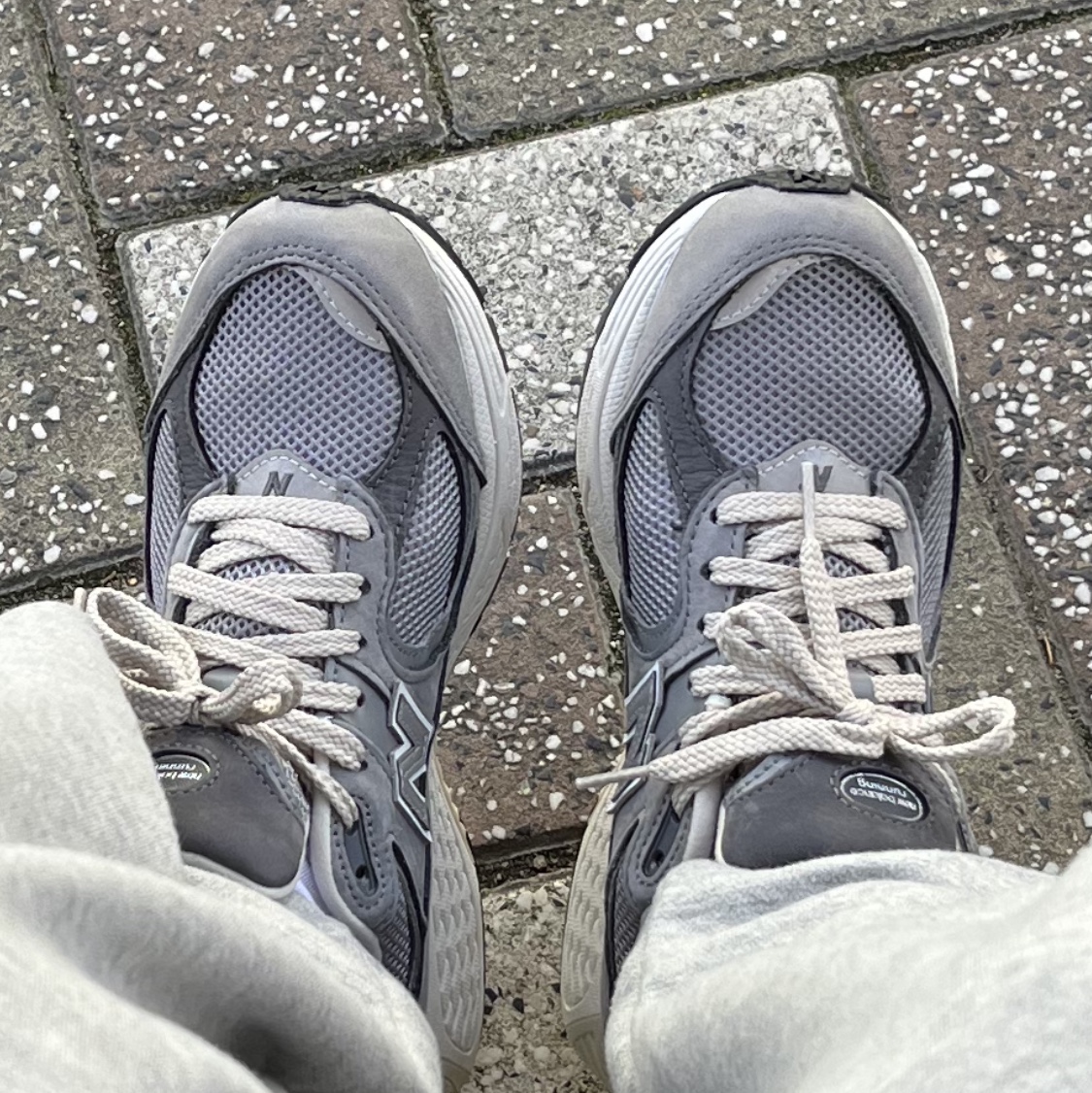 New Balance 2002R Premium Vintage Grey 착용 스타일