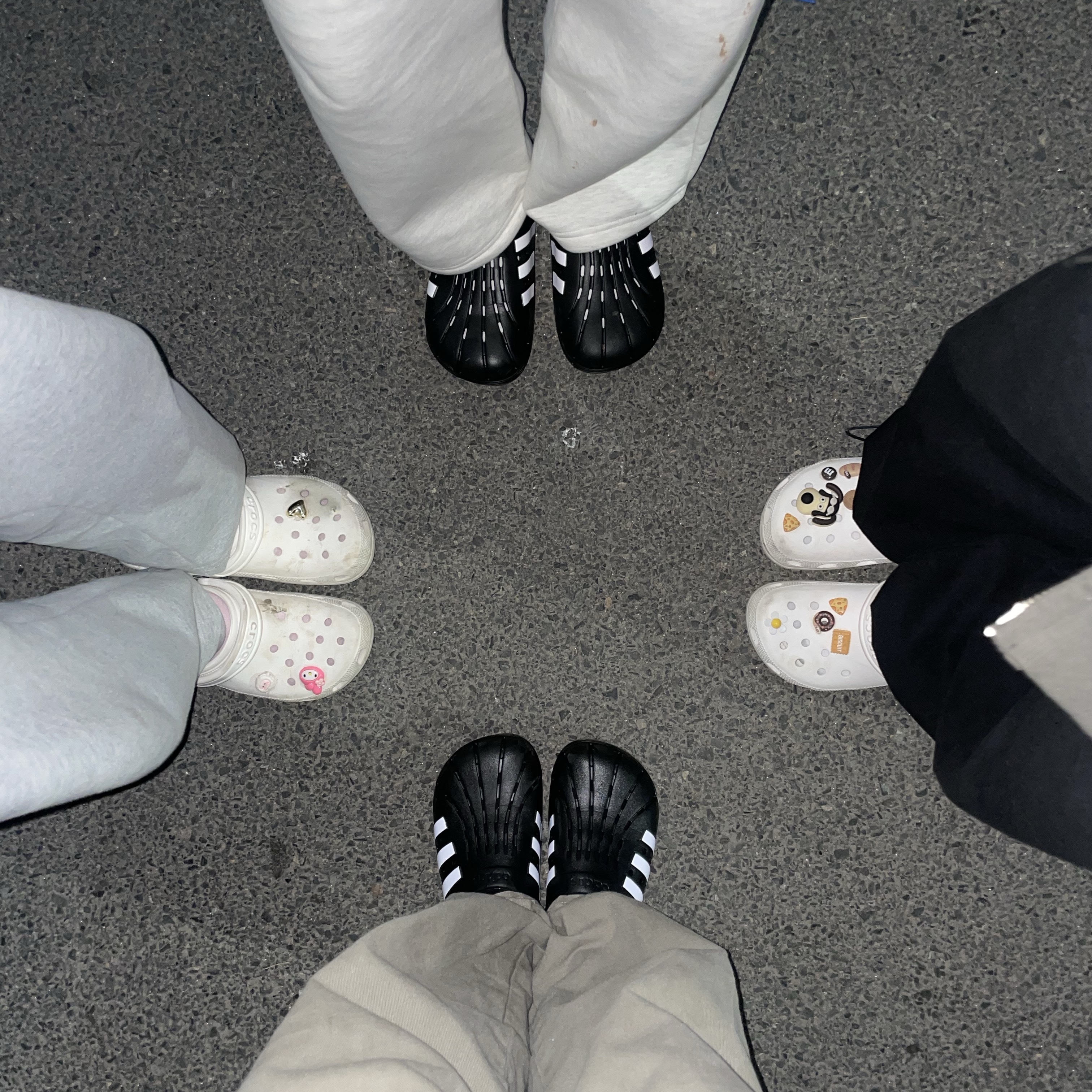 Adidas Adilette Clog Black White 착용 스타일 - 2