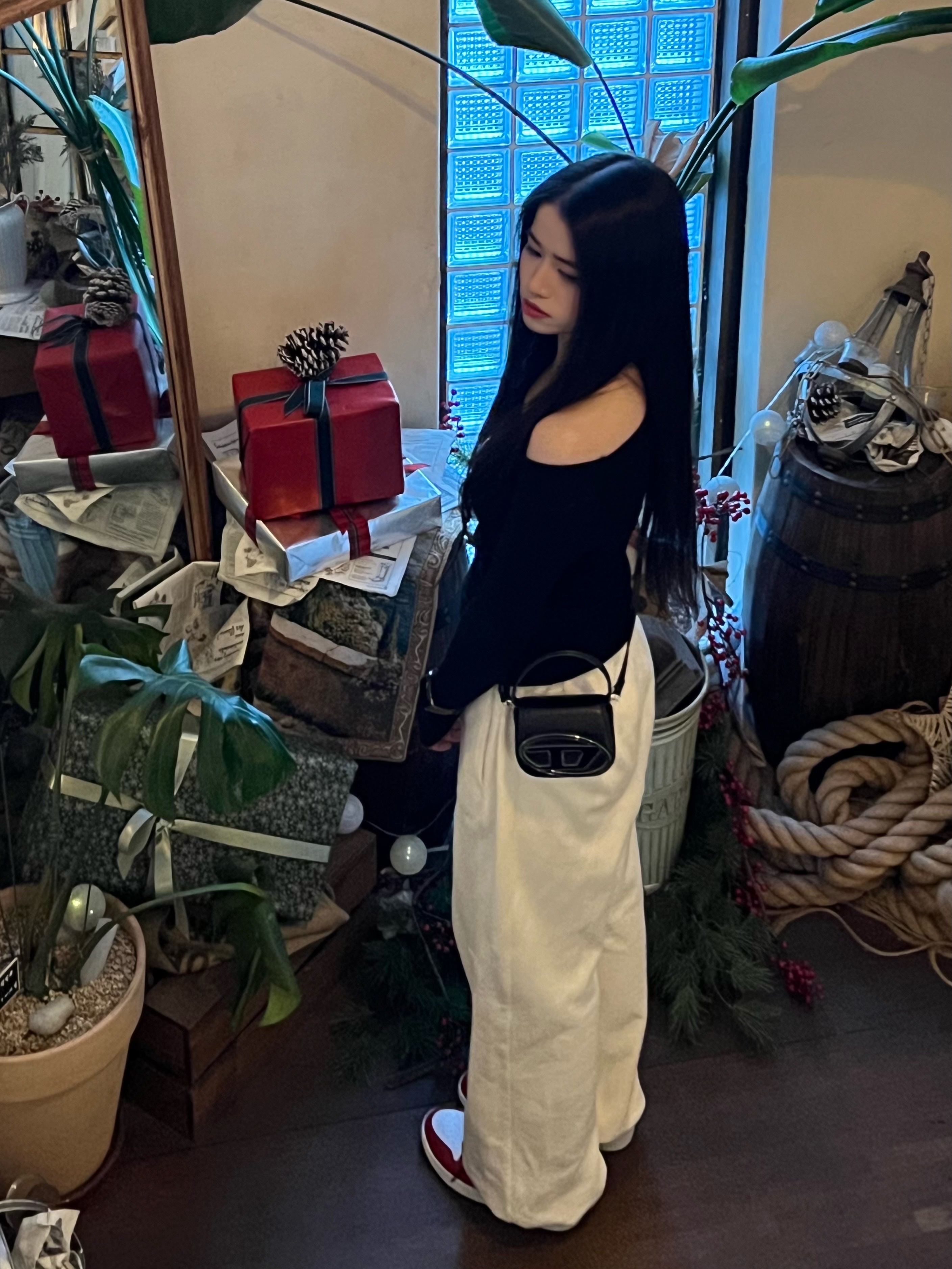Diesel 1DR Mini Bag Plaque Black, Jordan 1 Low Golf Chicago 착용 스타일 - 1