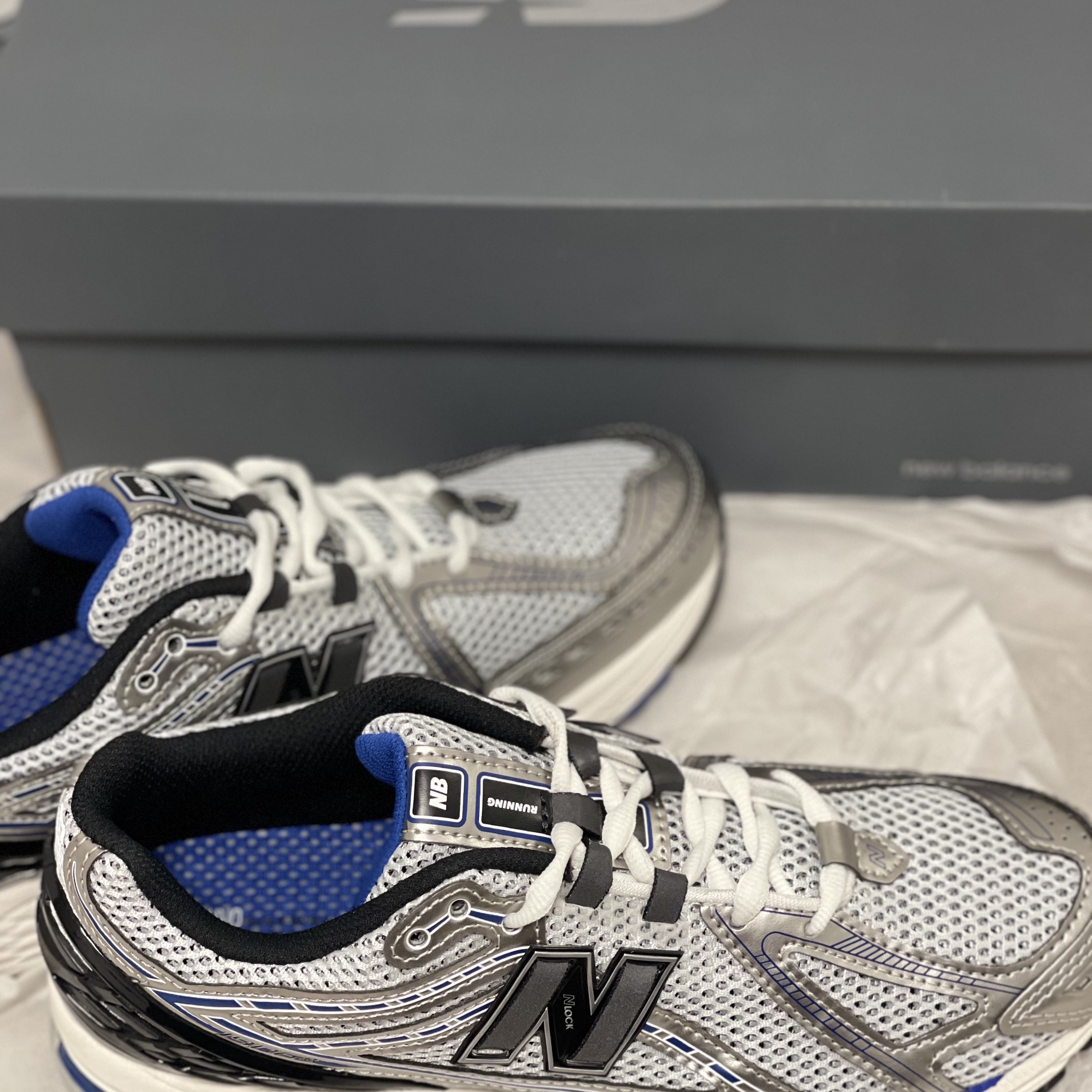 New Balance 1906R Silver Metallic 착용 스타일