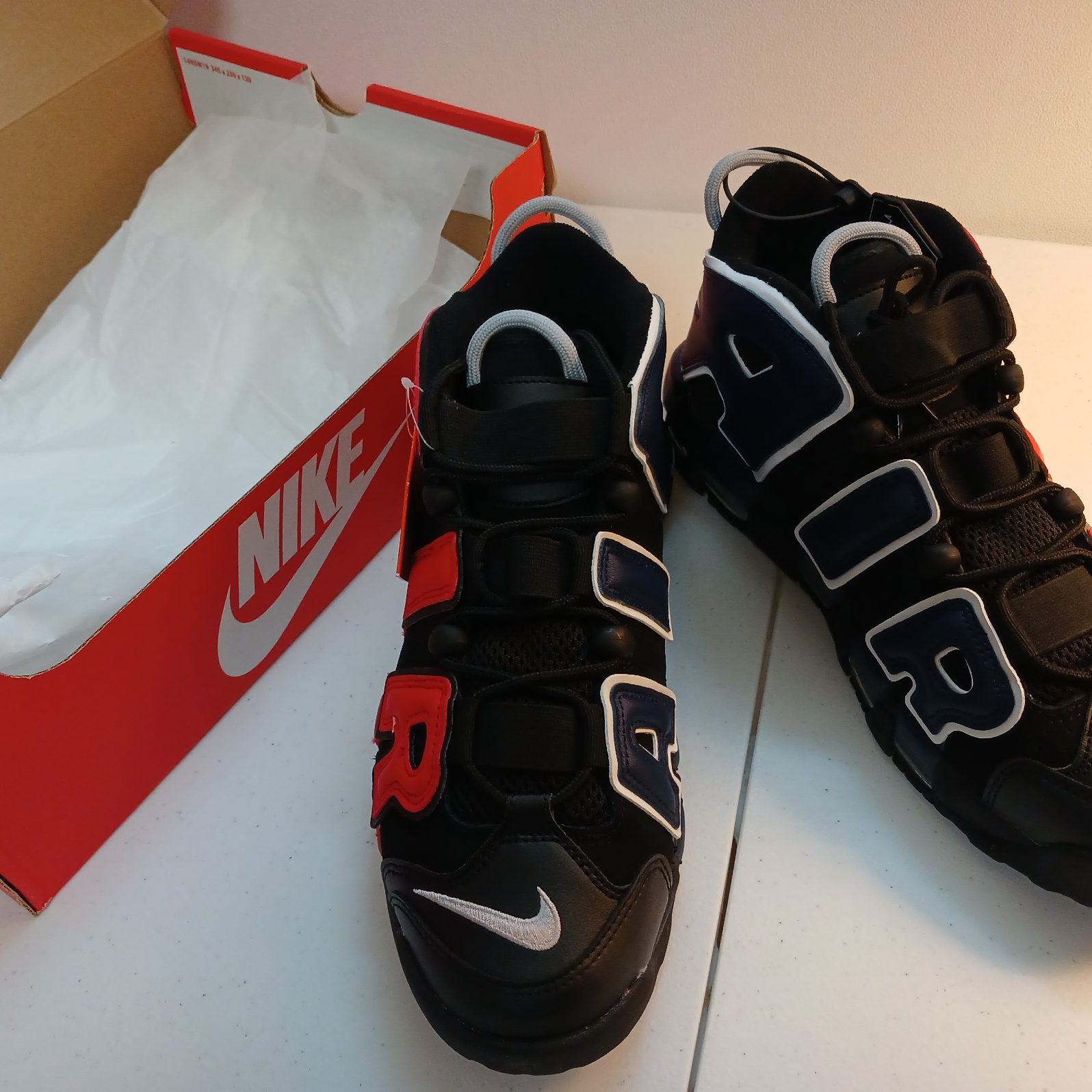 Nike Air More Uptempo 96 Black University Red 착용 스타일 - 2