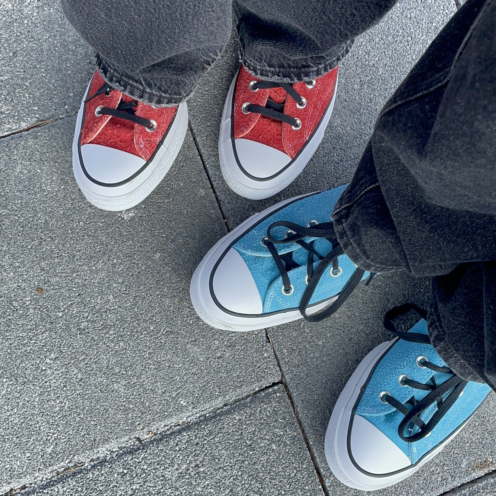 Converse x Stussy Chuck 70 Hi Sky Blue, Converse x Stussy Chuck 70 Ox Poppy Red 착용 스타일 - 3