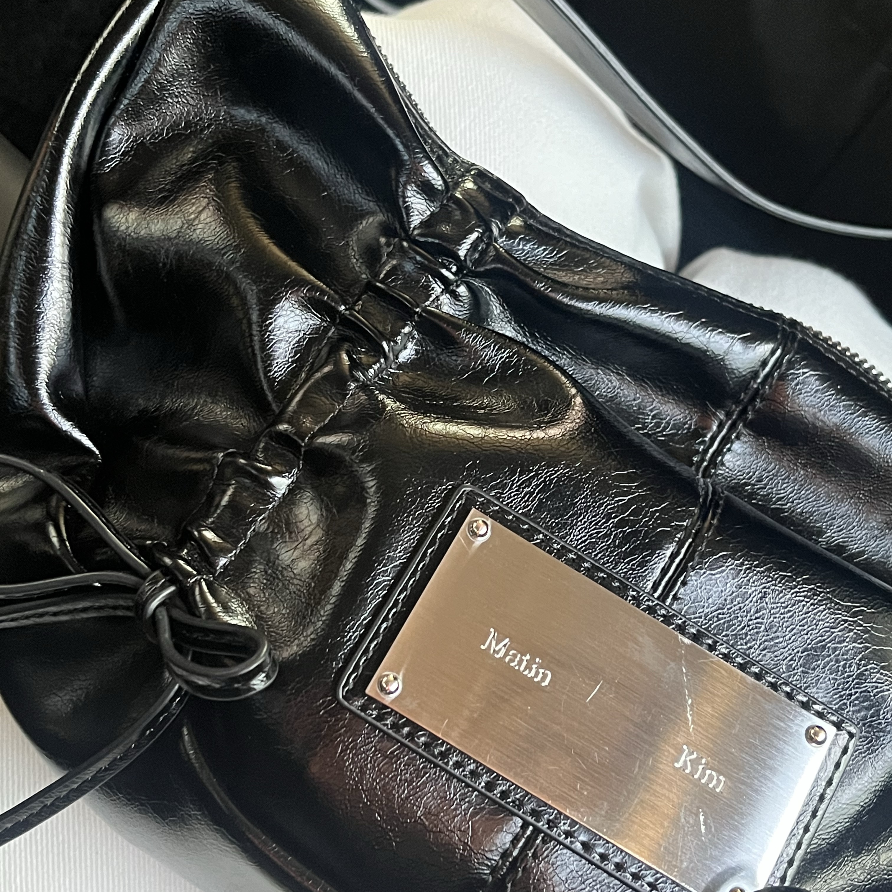 Matin Kim Half Shirring Ribbon Round Bag Black 착용 스타일 - 1