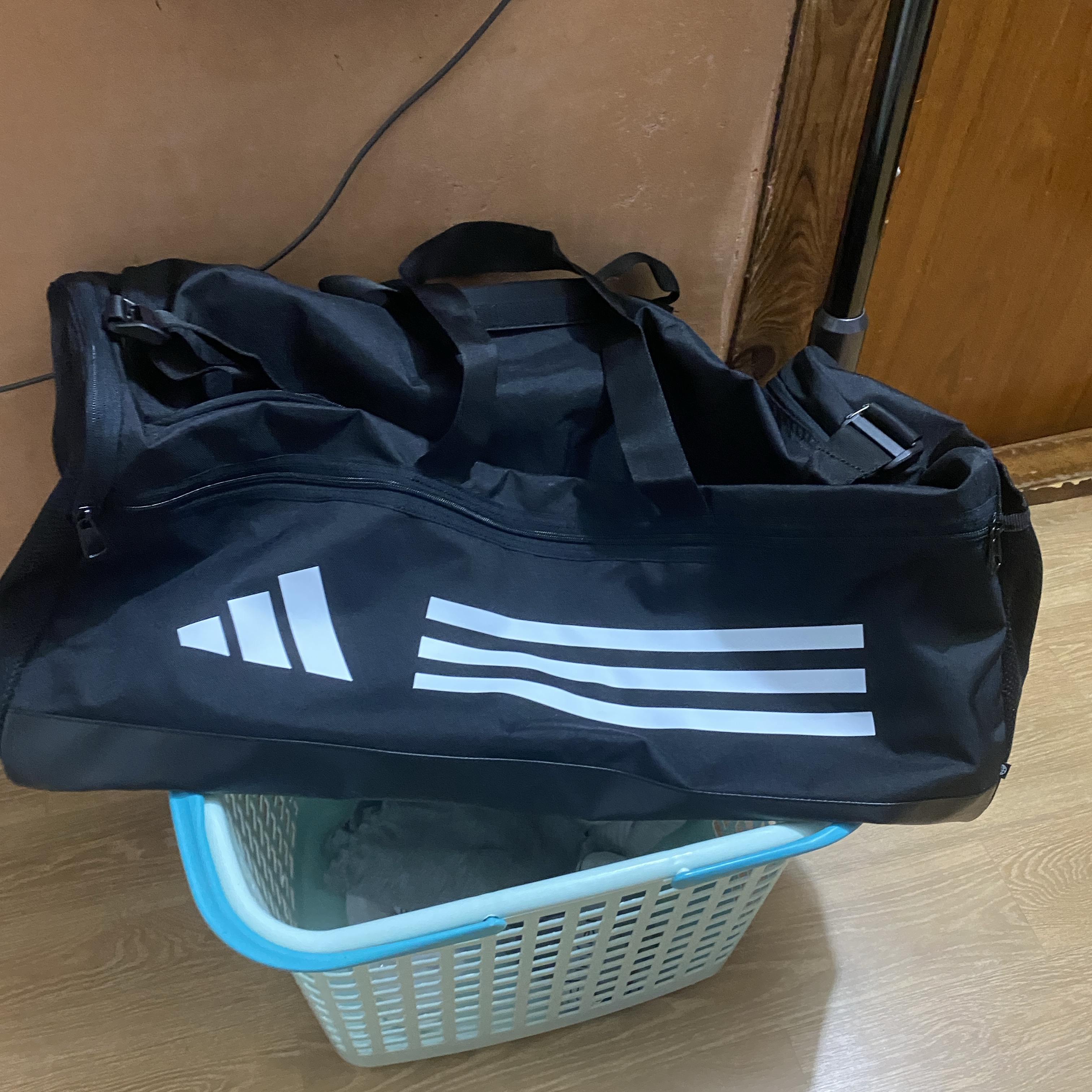 Adidas Essentials Training Duffle Bag M Black 착용 스타일
