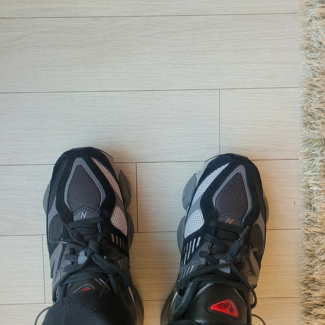 New Balance 9060 Black Castlerock 착용 스타일 - 2