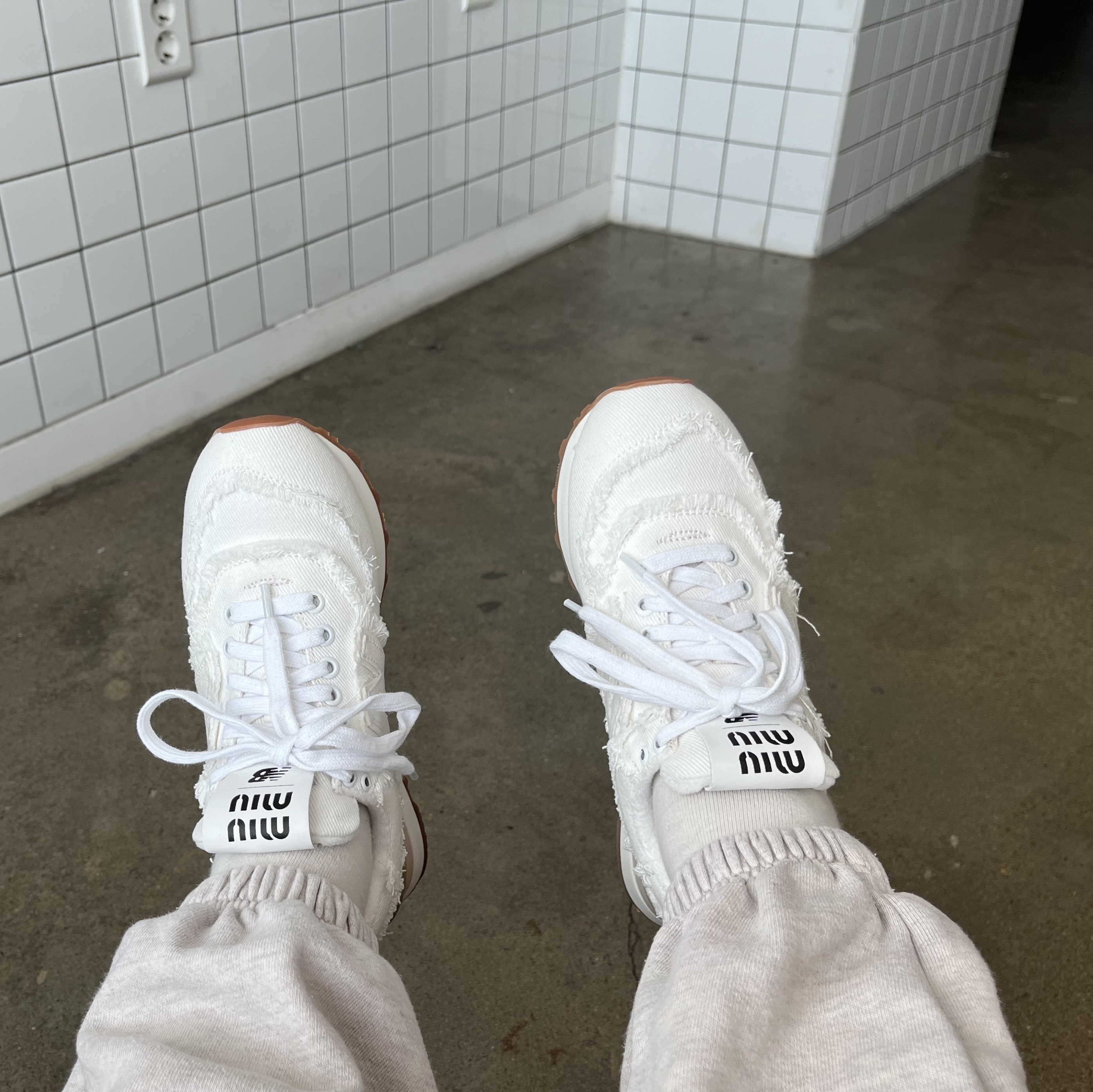 (W) New Balance x Miu Miu 574 Denim White 착용 스타일 - 4