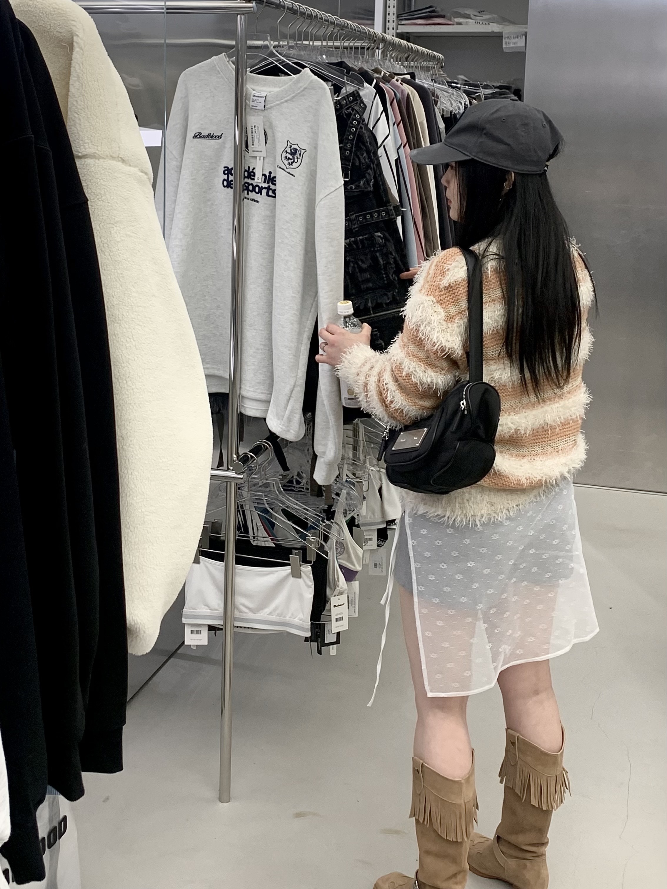 Matin Kim Madeleine Round Bag Black 착용 스타일 - 2