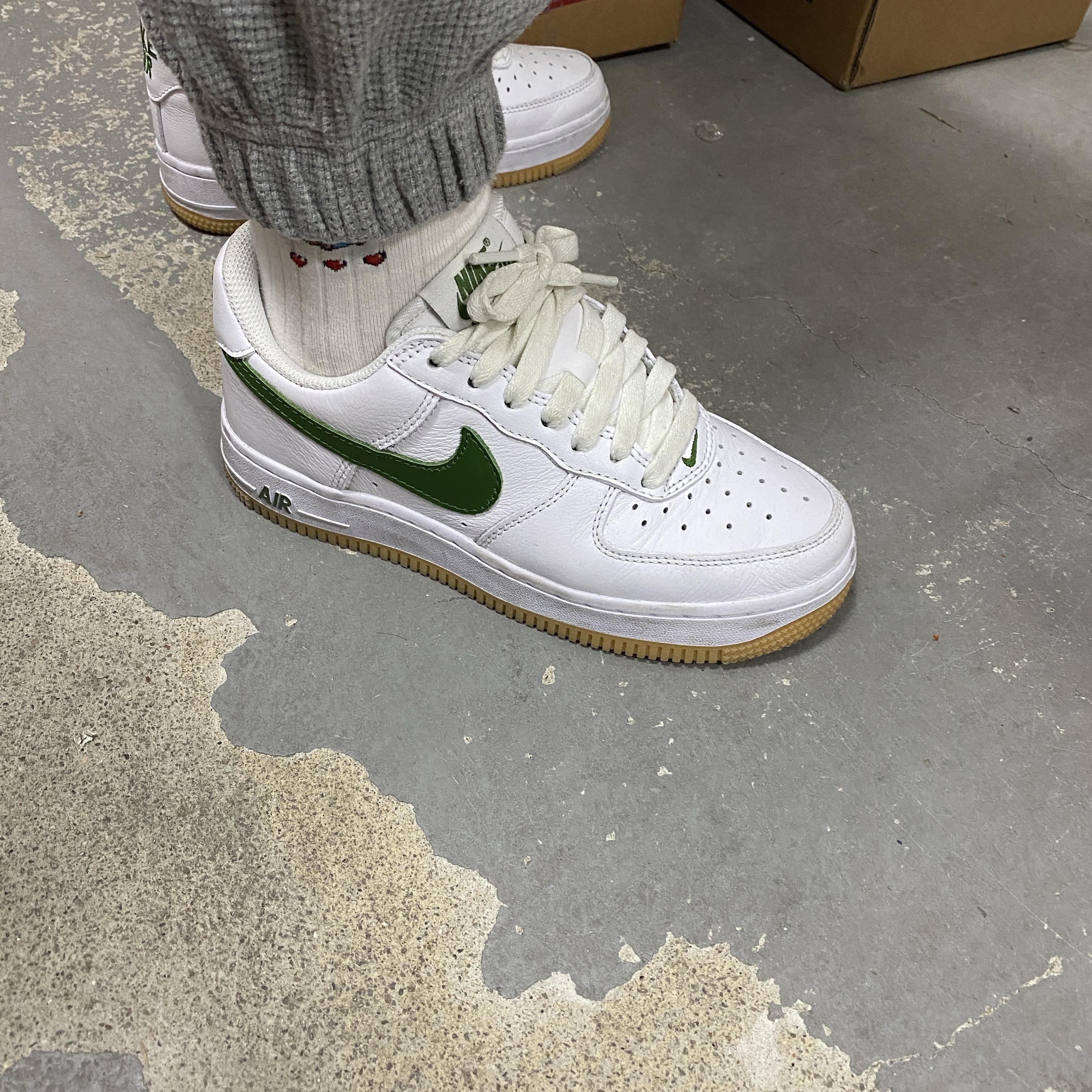 Nike Air Force 1 Low Retro Color of the Month White Forest Green, Nike Air Force 1 Low Retro QS University Gold 착용 스타일 - 1