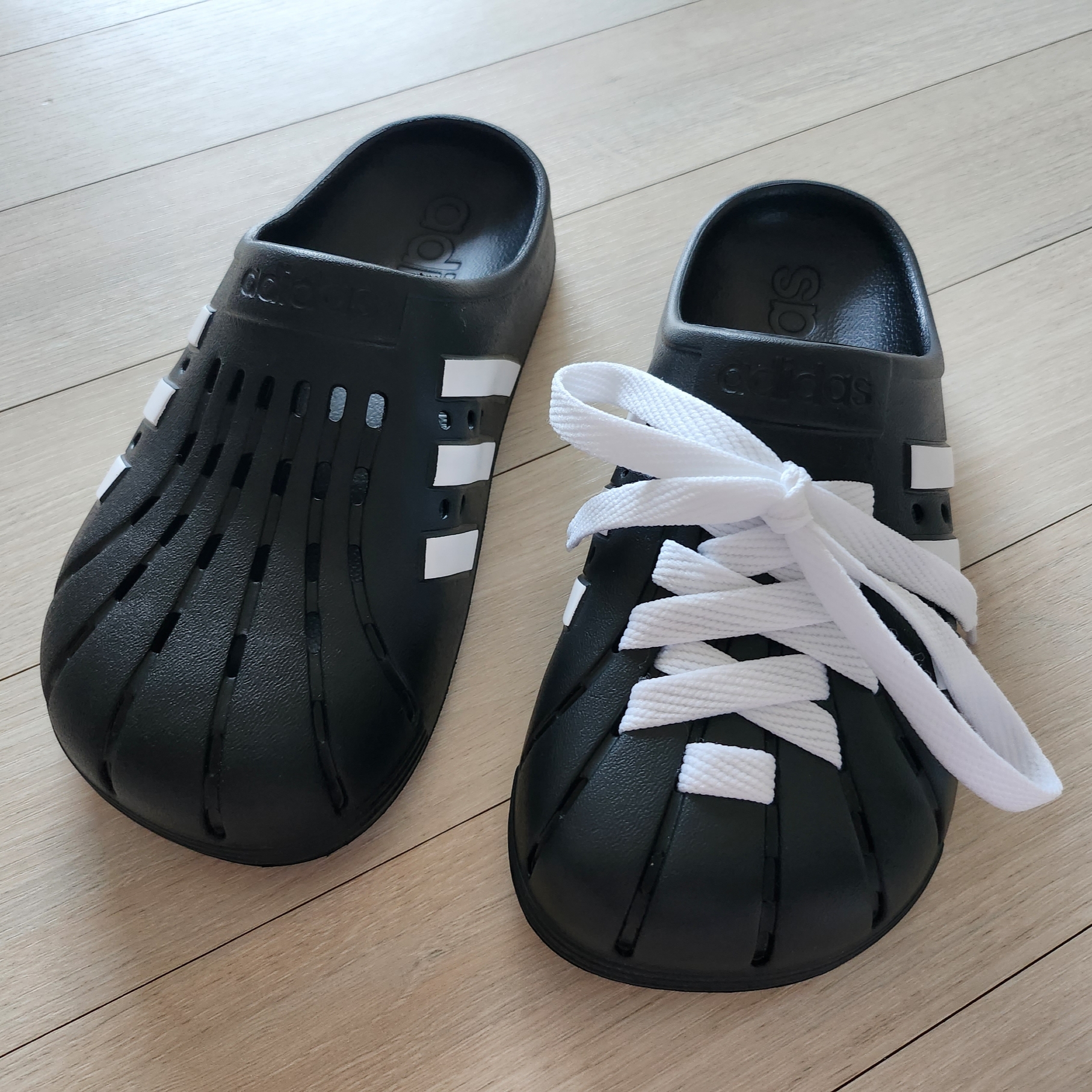 Adidas Adilette Clog Black White 착용 스타일 - 2