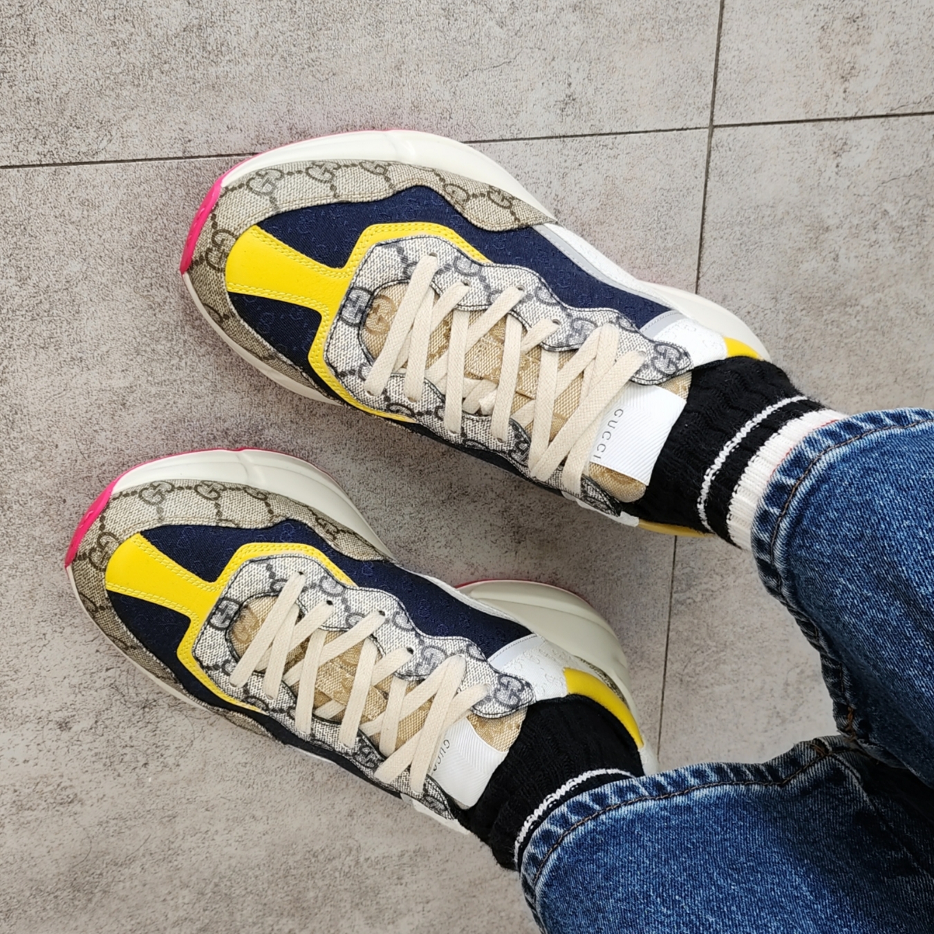 Gucci GG Rhyton Beige Sneakers Ebony Blue 착용 스타일 - 3