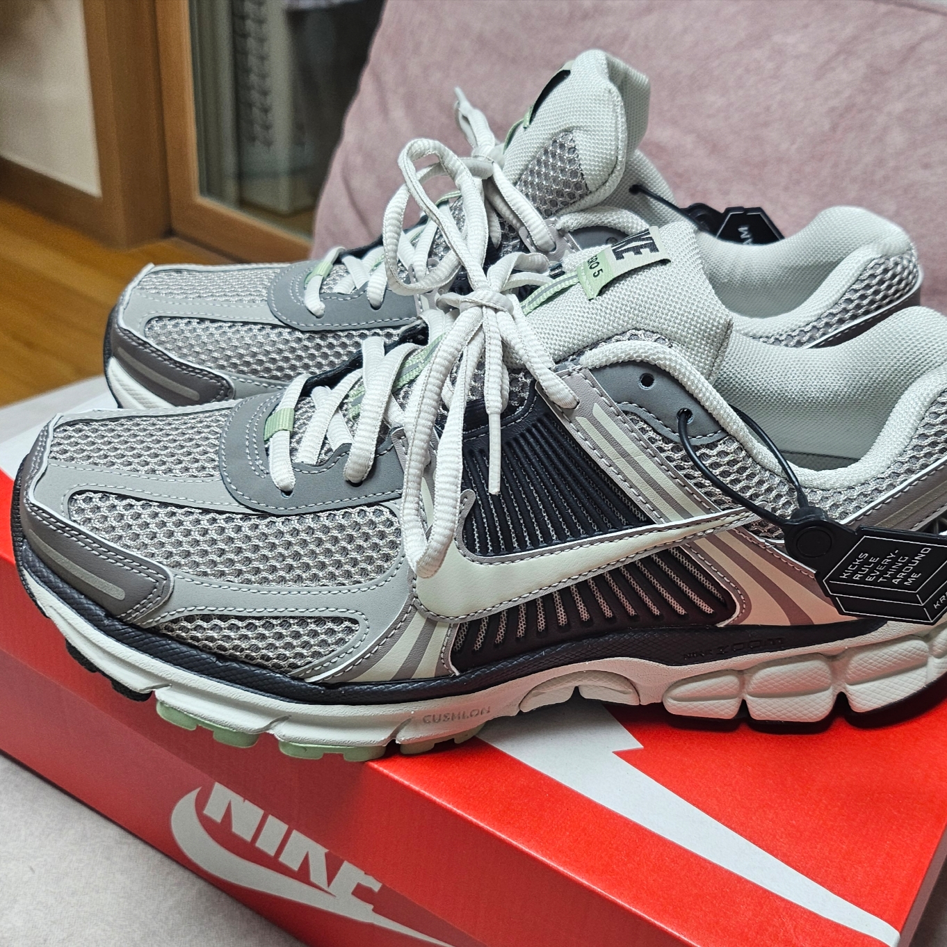 (W) Nike Zoom Vomero 5 Cobblestone and Flat Pewter 착용 스타일