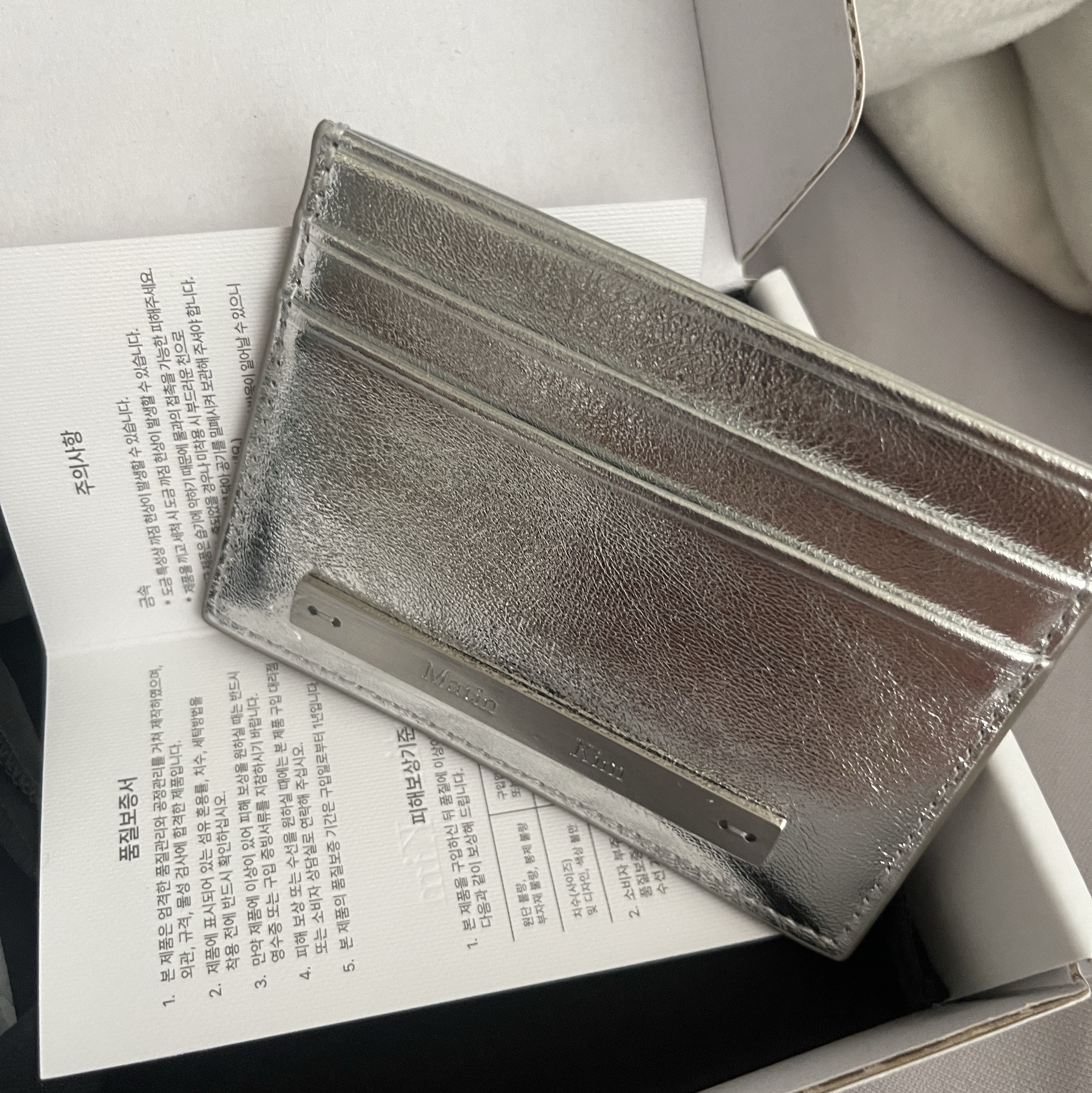 Matin Kim Vintage Card Wallet Silver 착용 스타일 - 3
