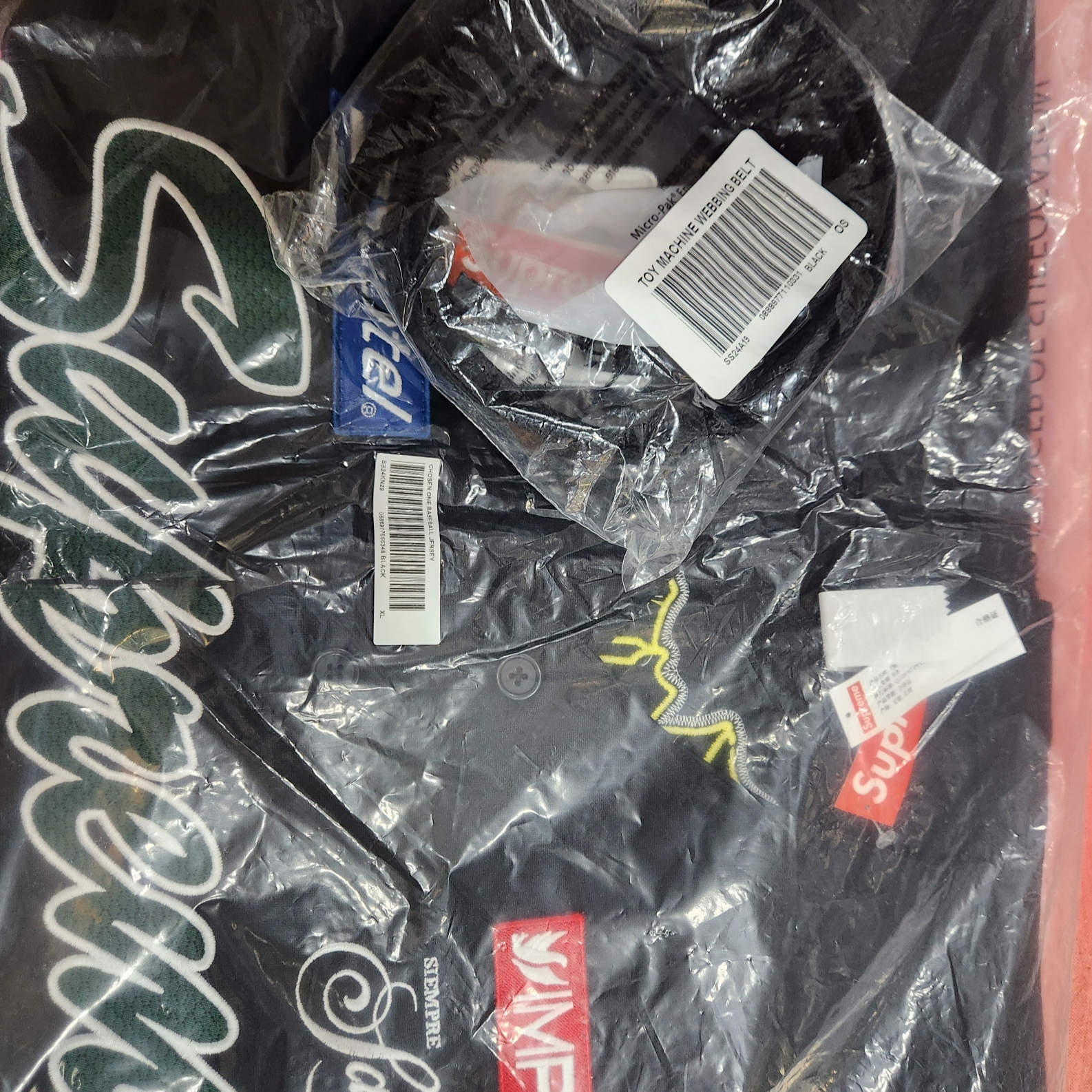 Supreme Chosen One Baseball Jersey Black - 24SS, Supreme x Toy Machine Webbing Belt Black - 24SS 착용 스타일 - 1