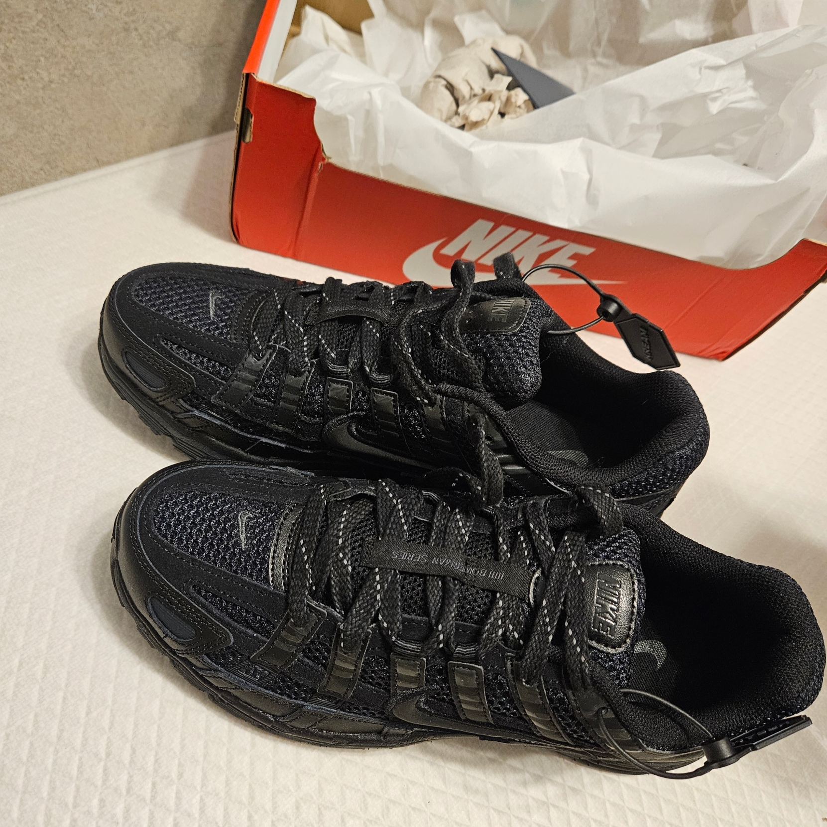Nike P-6000 PRM Triple Black 착용 스타일