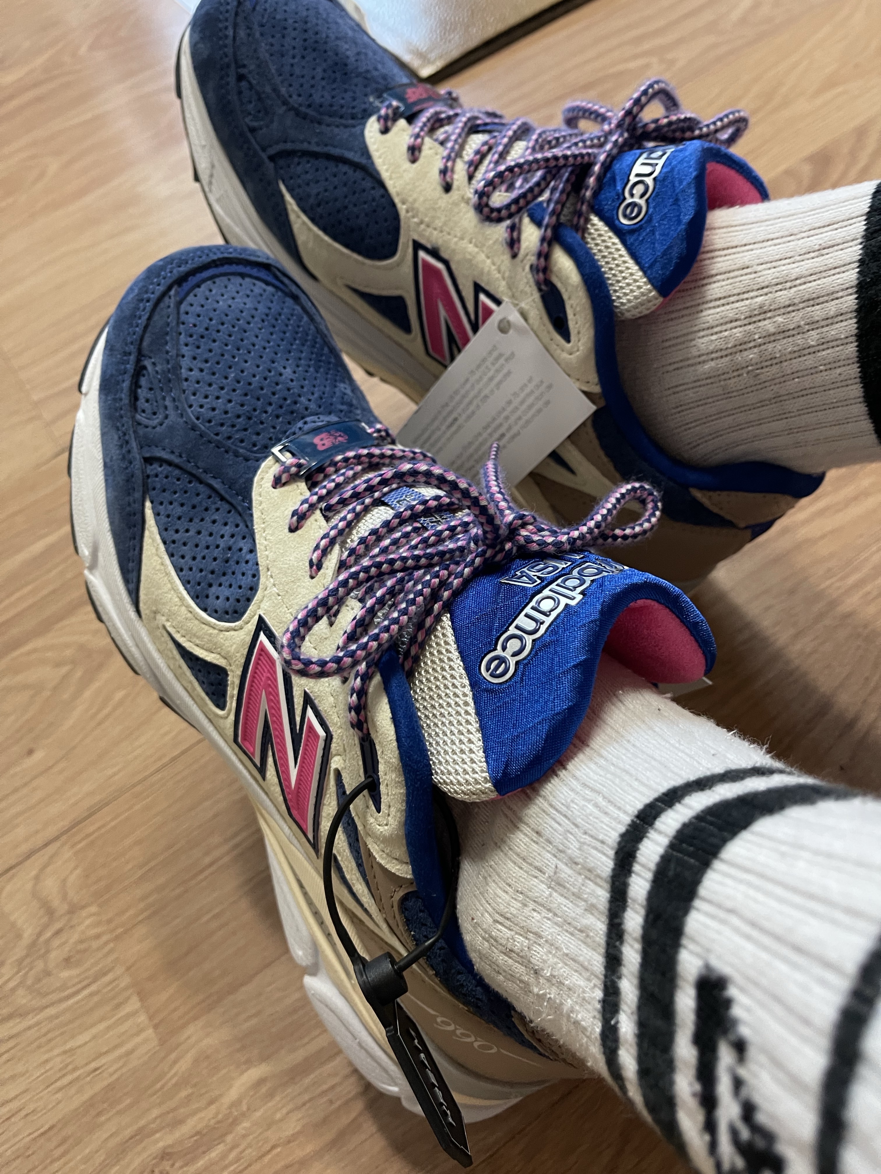 New Balance x Kith 990v3 Made in USA Daytona 착용 스타일 - 2