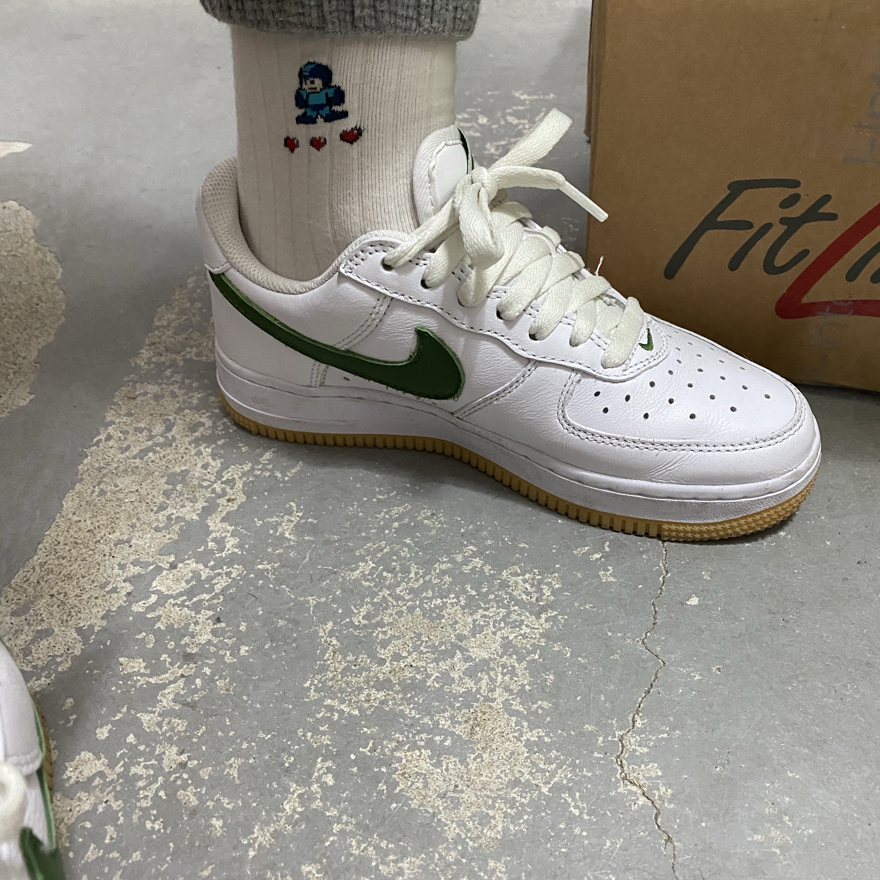 Nike Air Force 1 Low Retro Color of the Month White Forest Green, Nike Air Force 1 Low Retro QS University Gold 착용 스타일 - 3