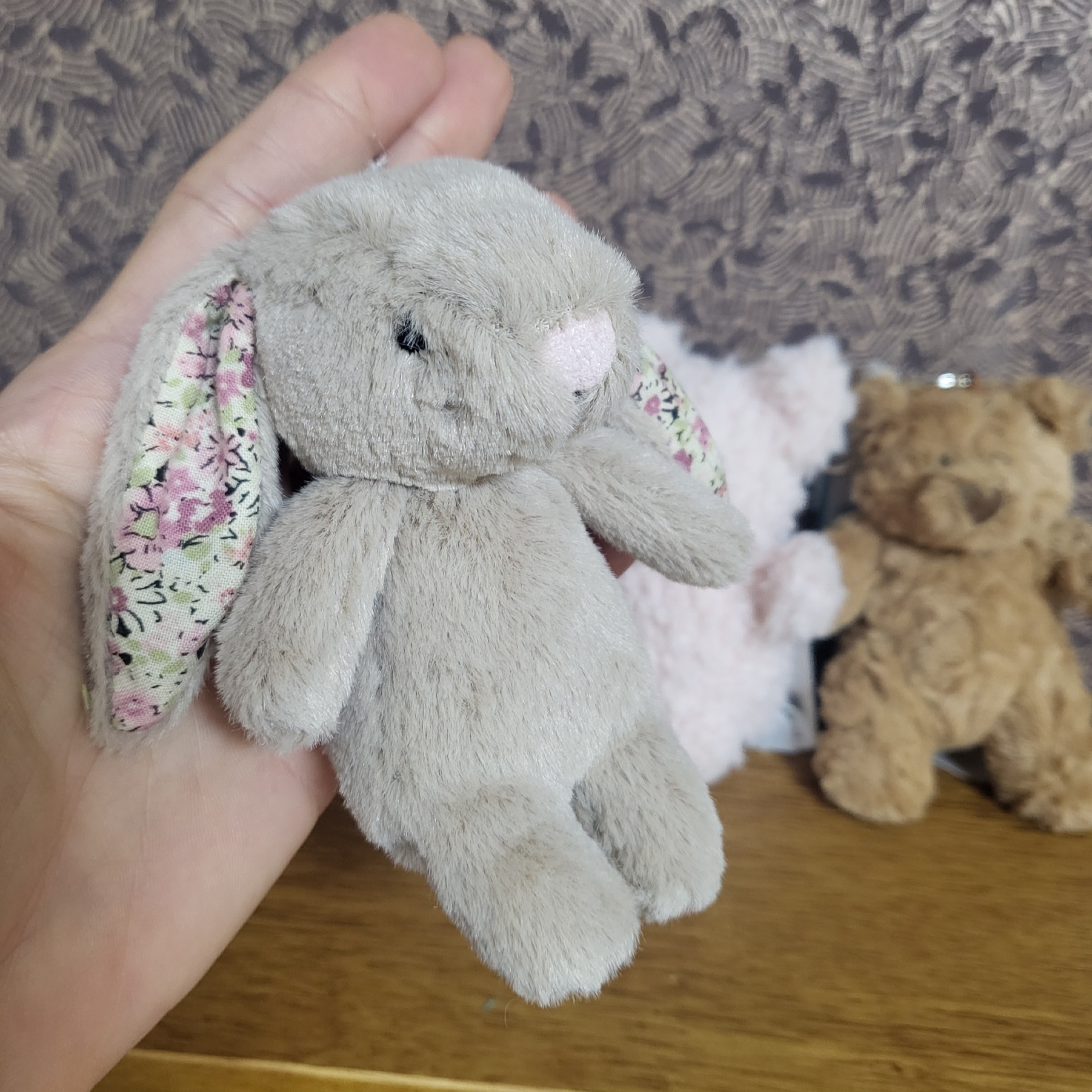 Jellycat Blossom Bunny Bag Charm Beige 착용 스타일