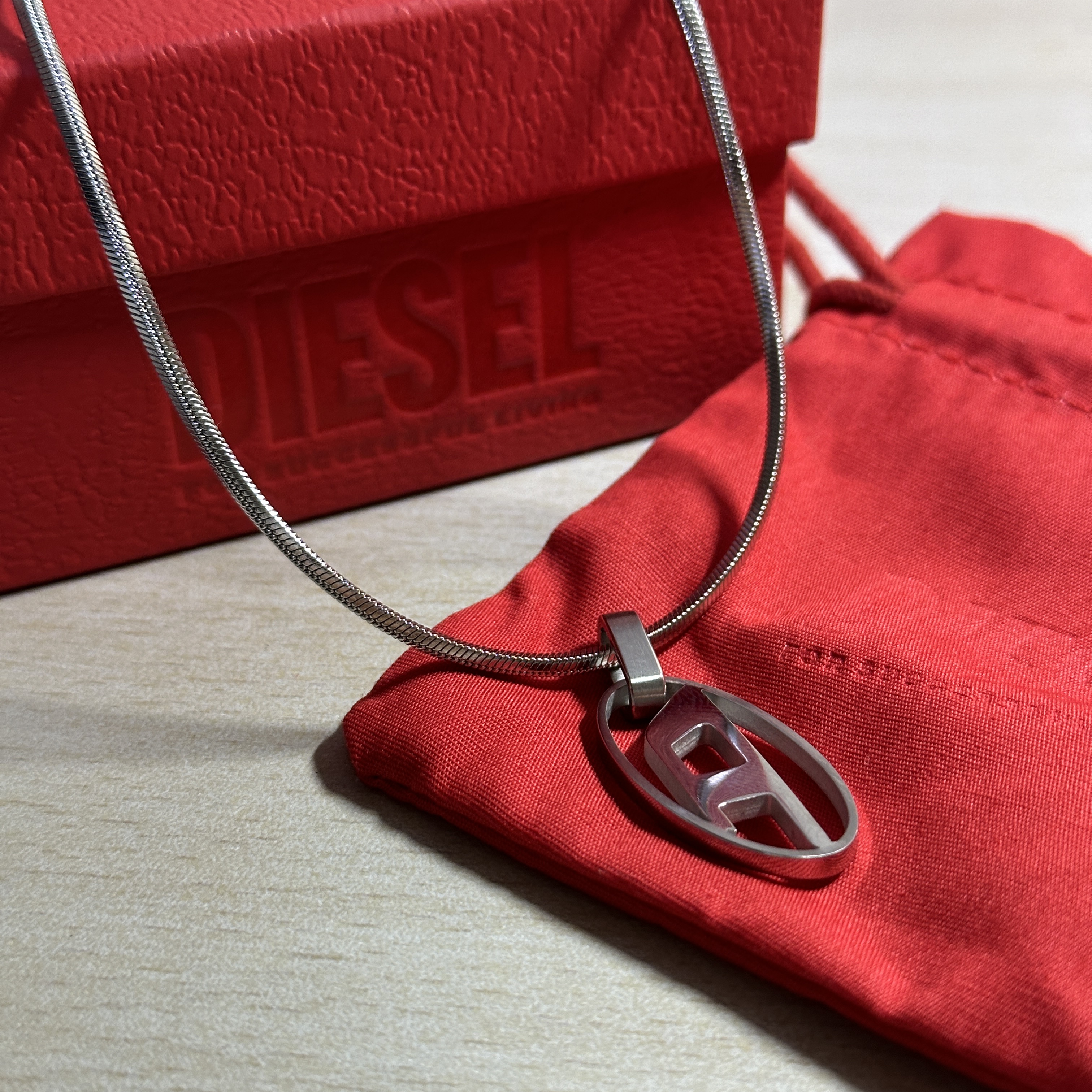 Diesel Dx1342 Stainless Steel Pendant Necklace Silver 착용 스타일 - 1