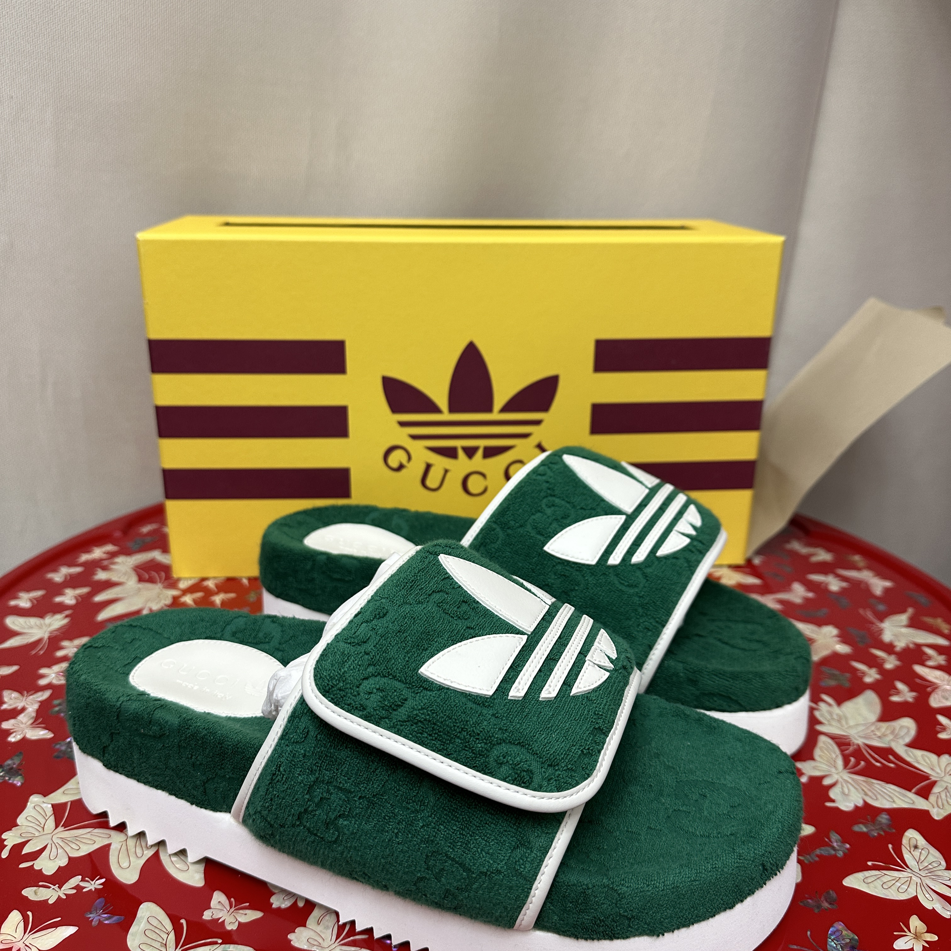 Gucci x Adidas GG Platform Sandal Green 착용 스타일 - 1