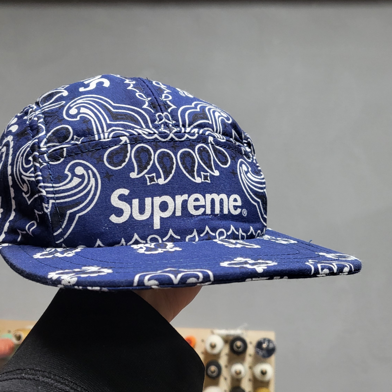 Supreme Hav-A-Hank Bandanas Multicolor (Set of 3) - 24SS 착용 스타일 - 2