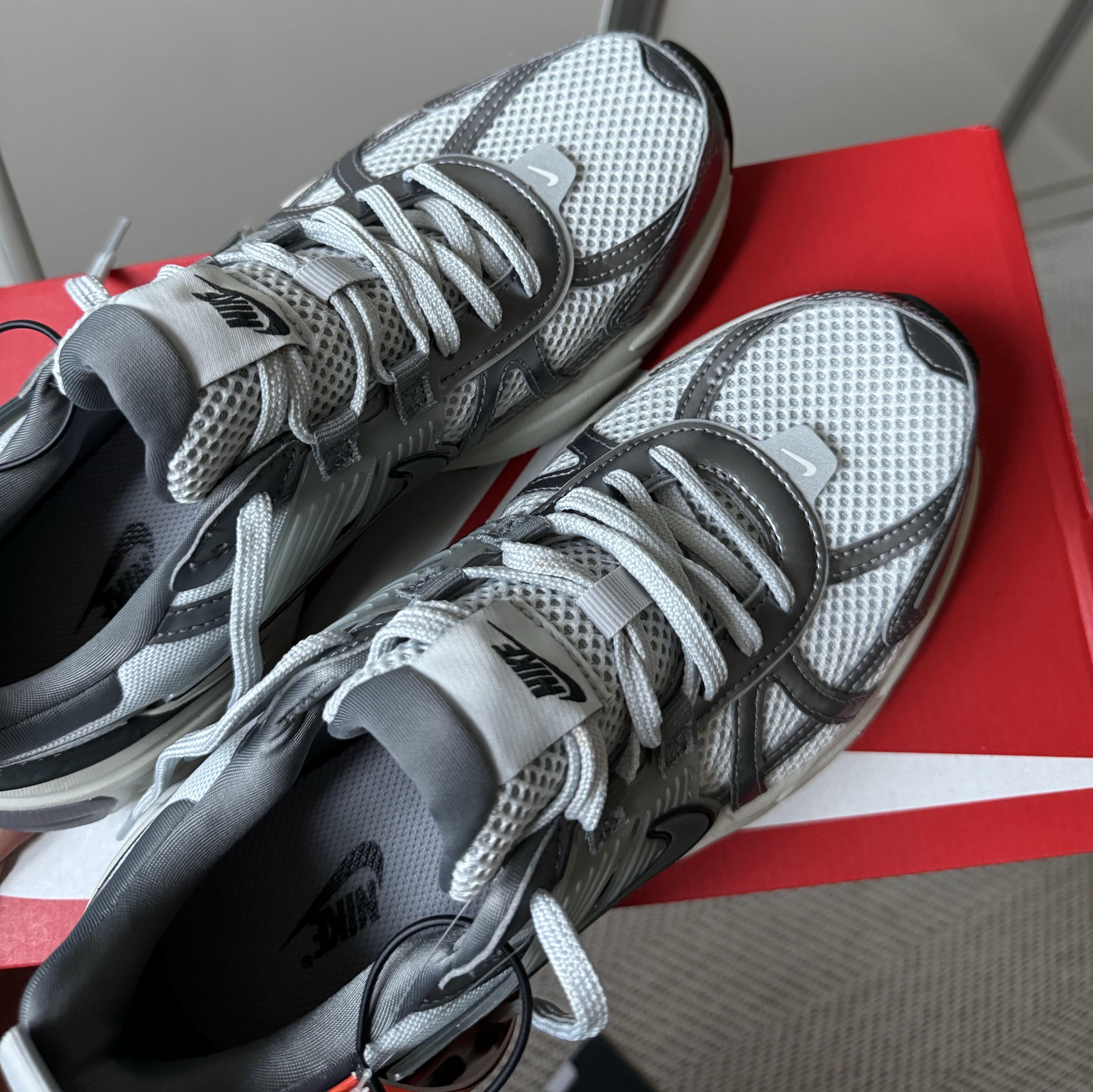 Nike V2K Run Pure Platinum Wolf Grey 착용 스타일 - 1