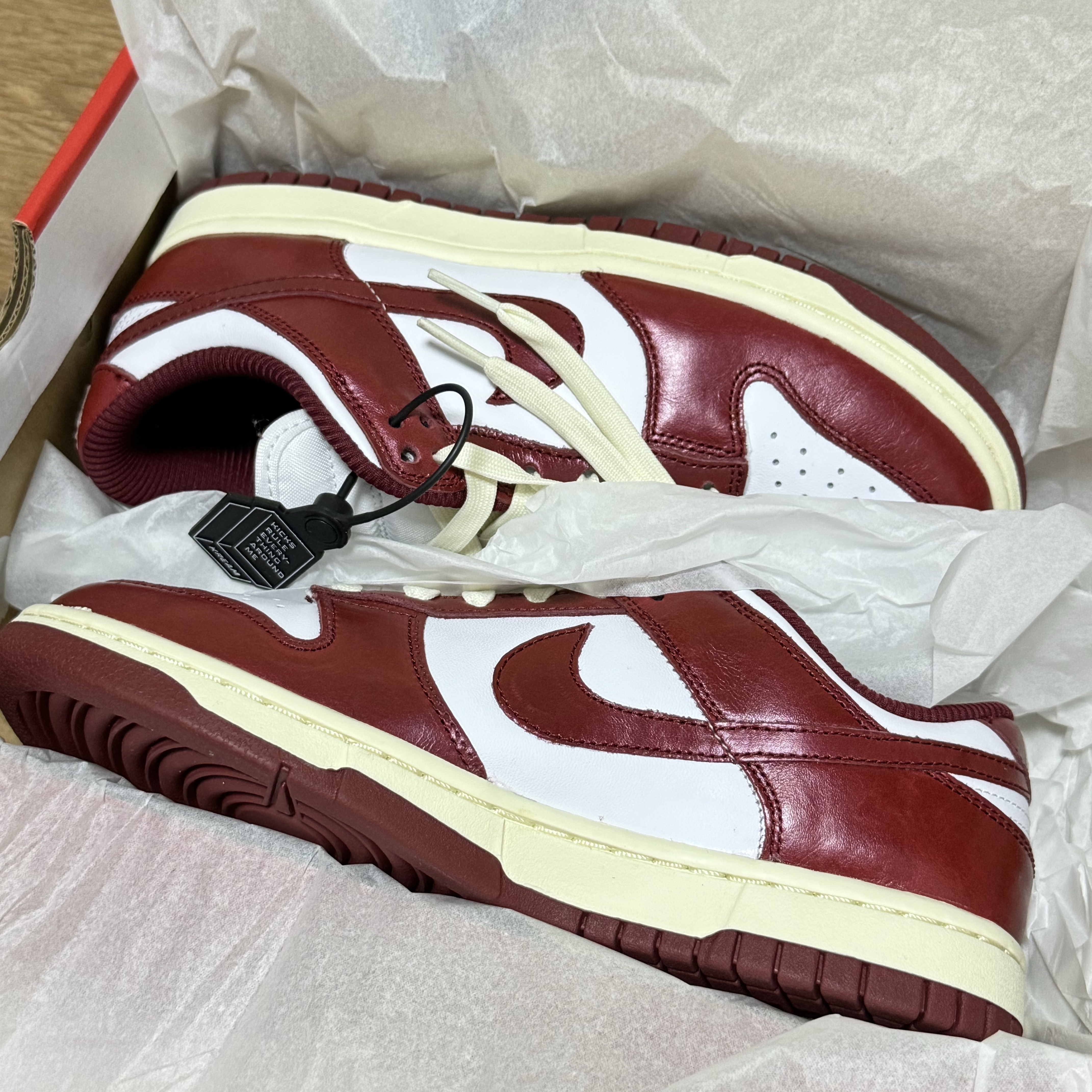 (W) Nike Dunk Low Retro PRM Team Red and White 착용 스타일