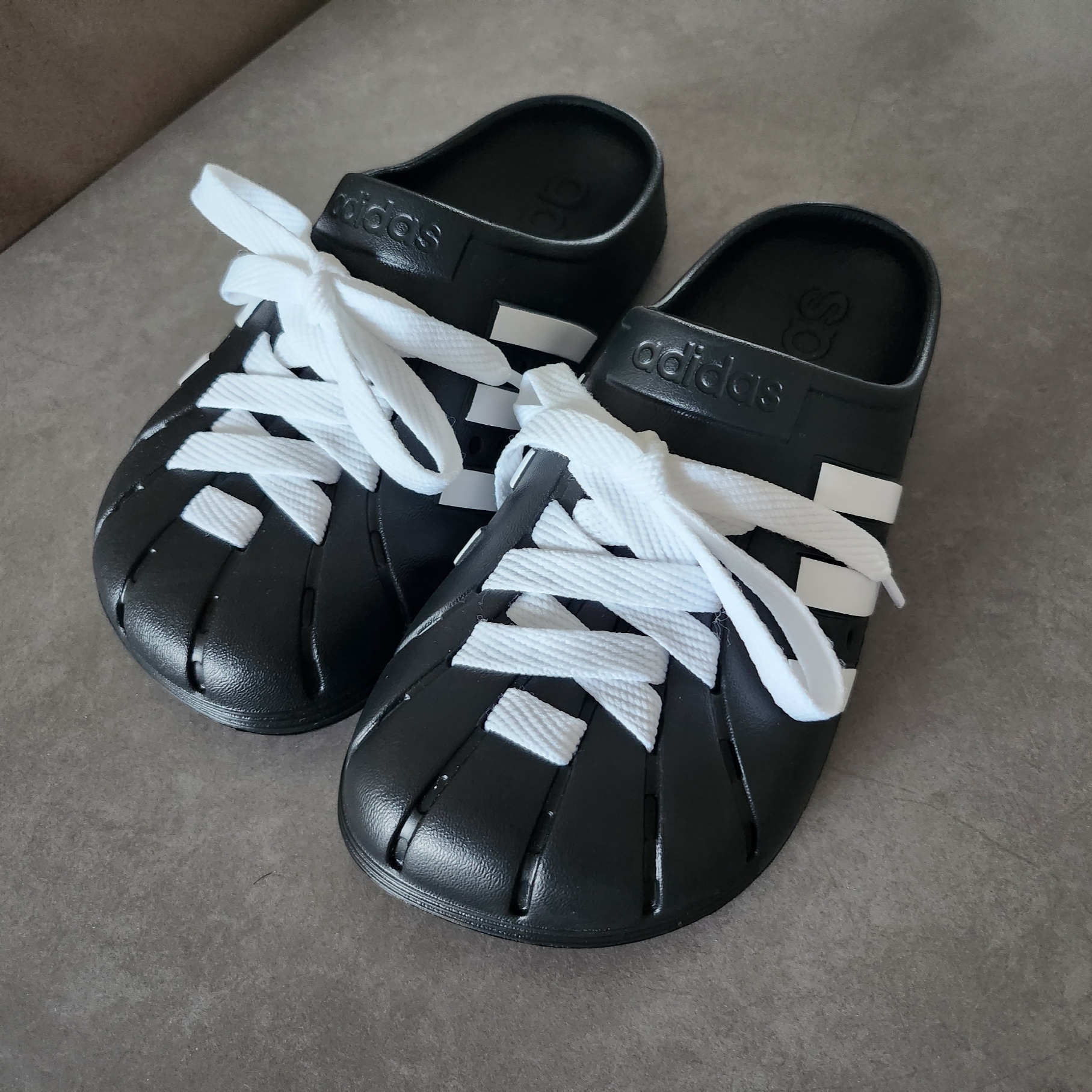 Adidas Adilette Clog Black White 착용 스타일 - 3