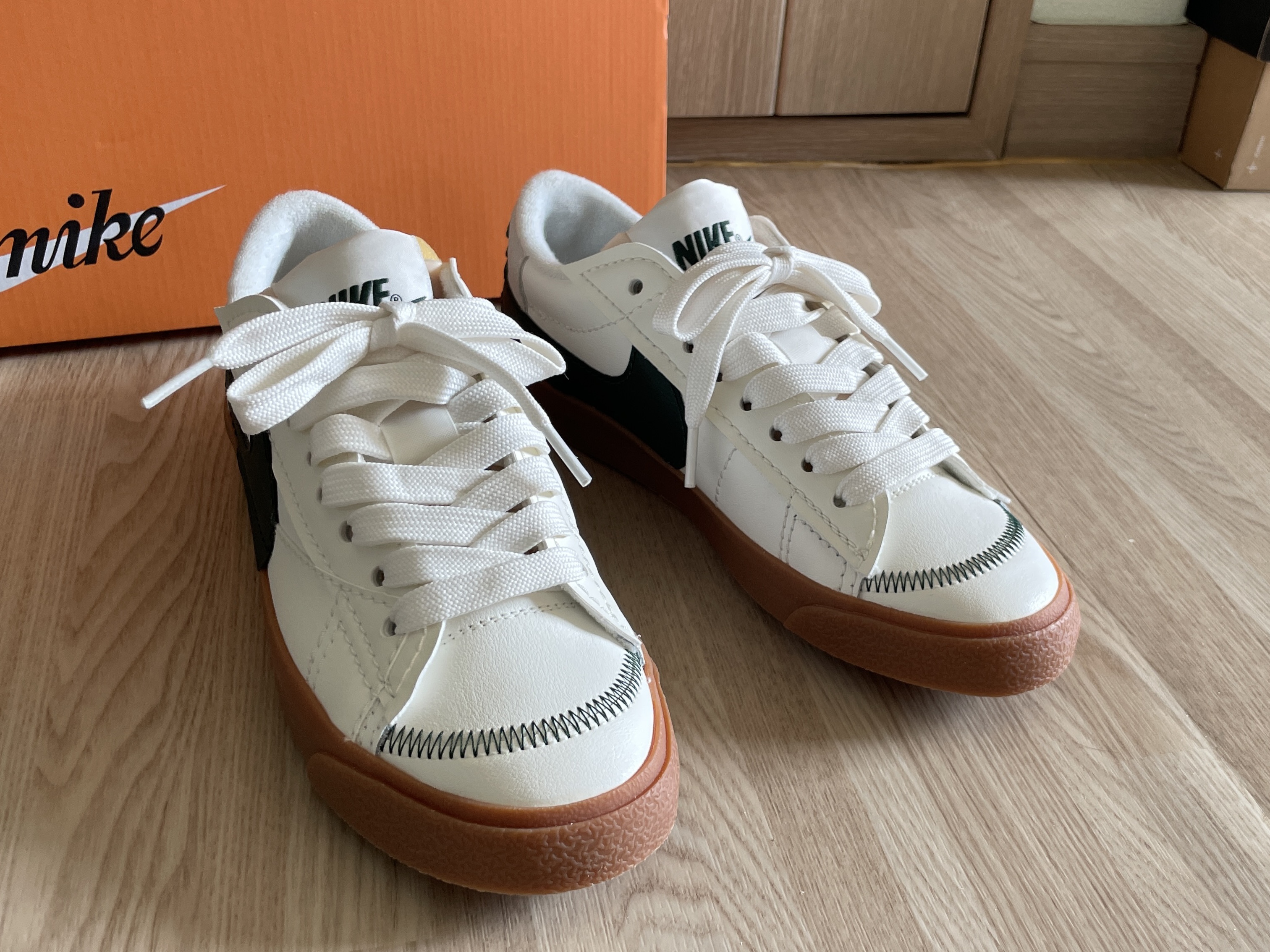 Nike Blazer Low '77 Jumbo Sail Pro Green 착용 스타일 - 2