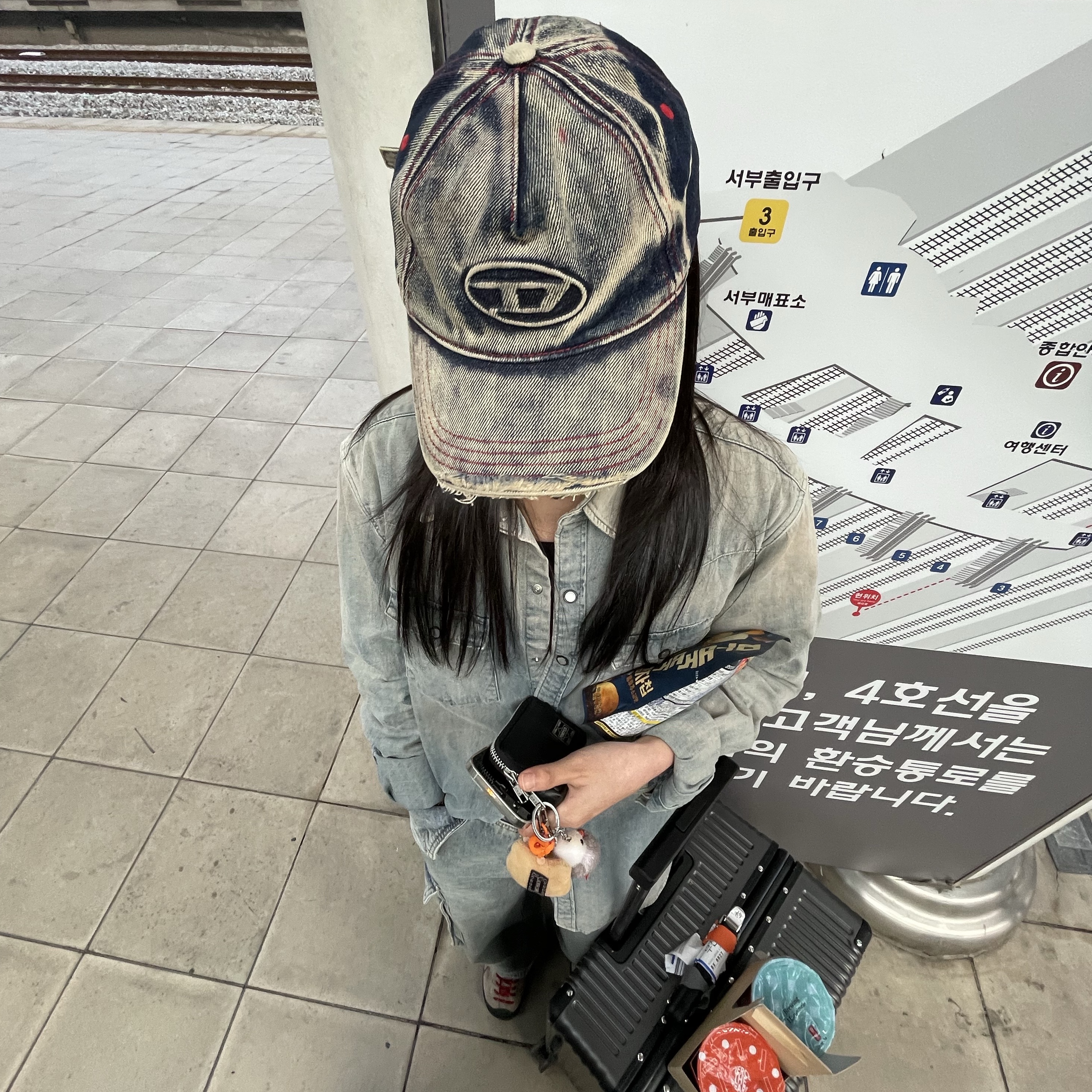 Diesel C-Seymon Treated Denim Baseball Cap Blue White 착용 스타일 - 2