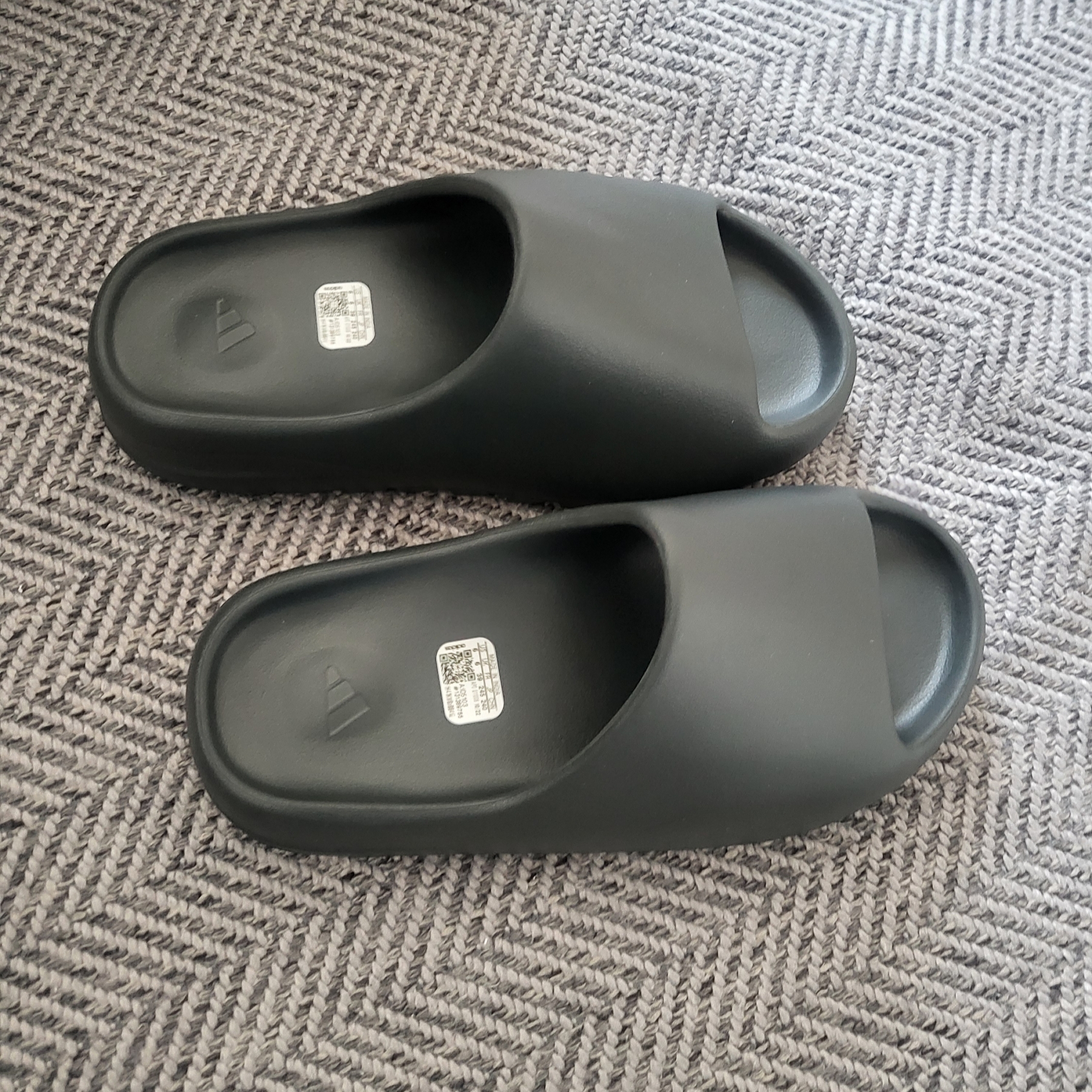 Adidas Yeezy Slide Dark Onyx 2024 착용 스타일