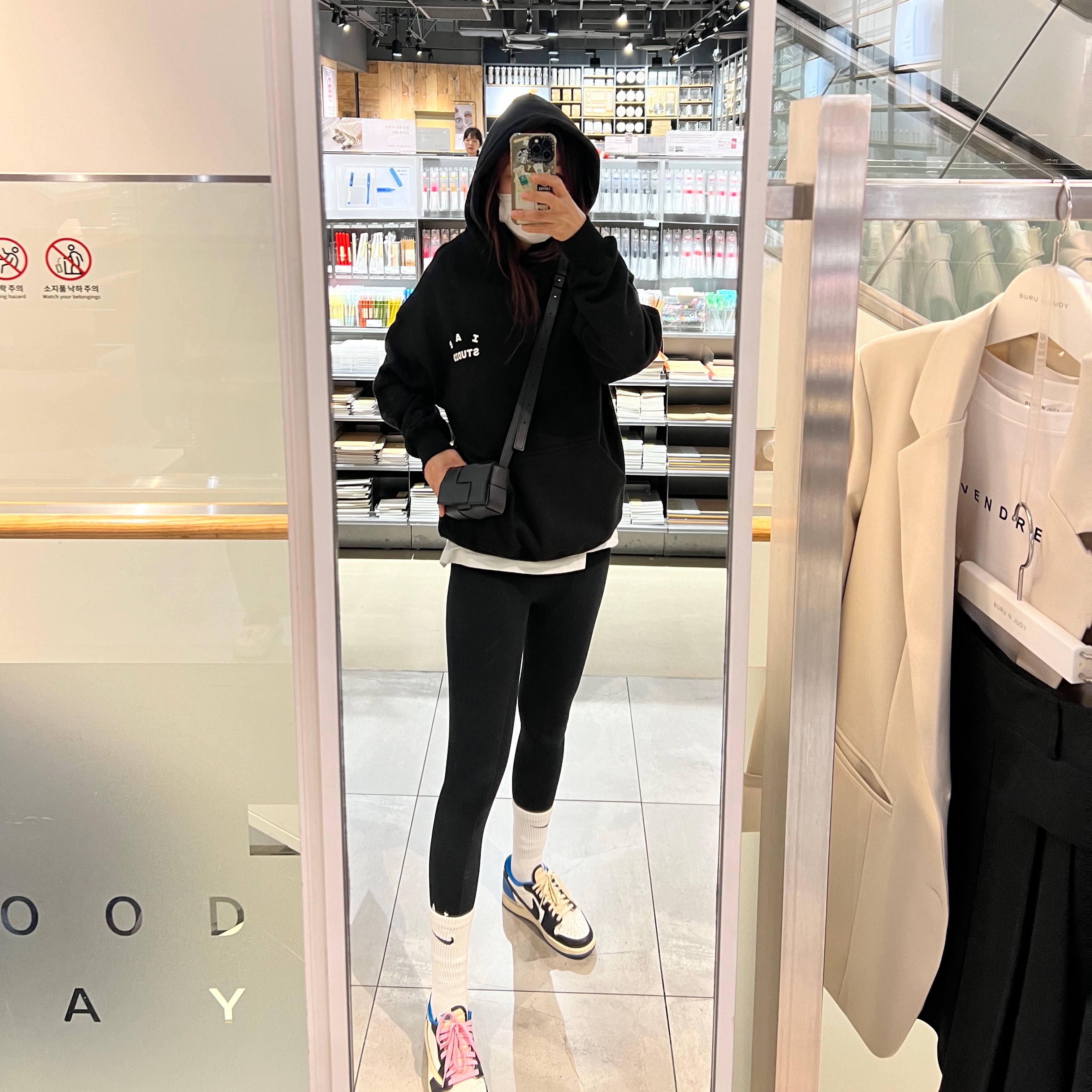 IAB Studio Hoodie Black, (W) IAB Studio Leggings Black 착용 스타일 - 1