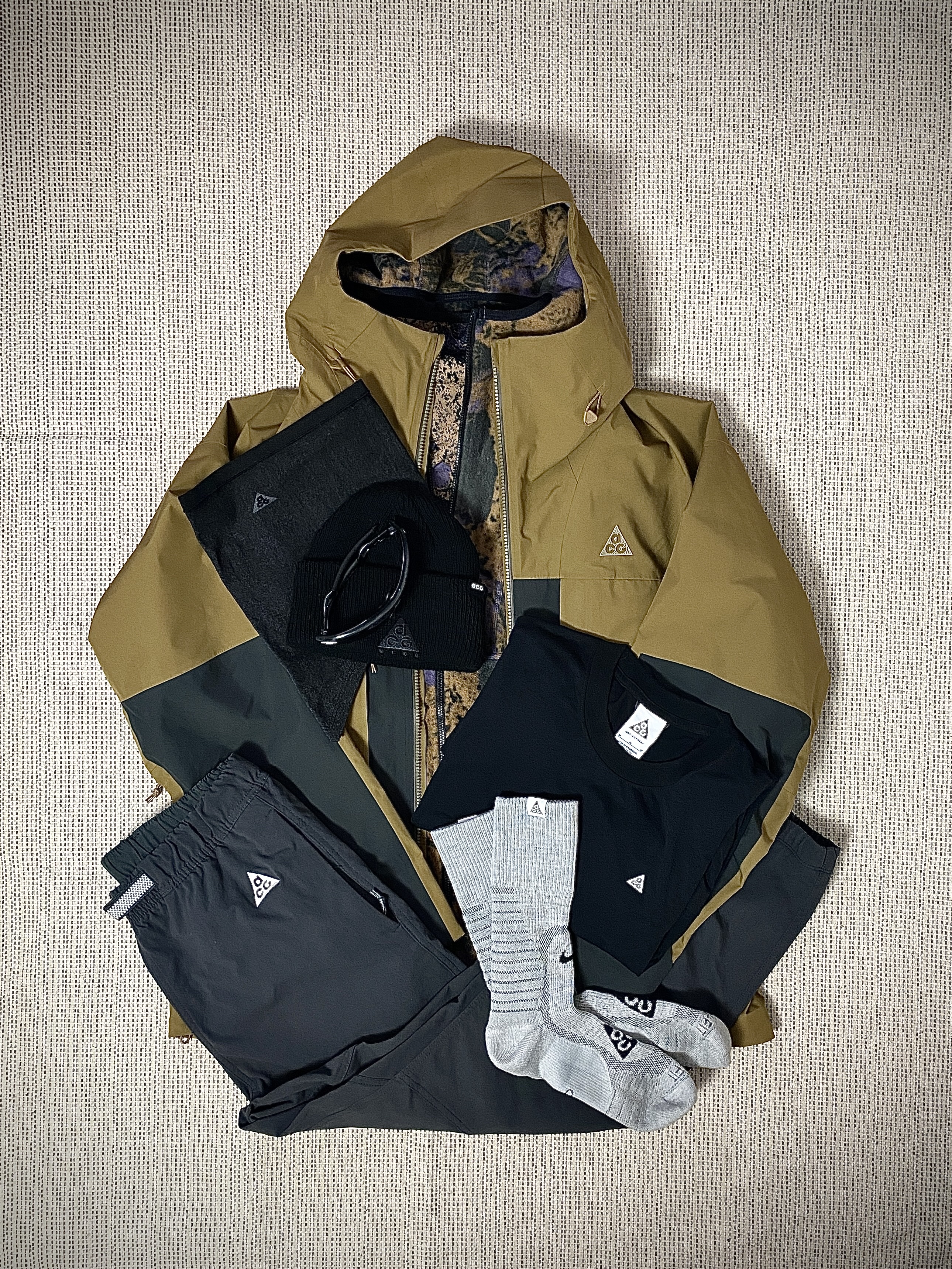 Nike ACG Gore-Tex Misery Ridge Jacket Golden Beige - Asia, Nike ACG Trail Pants Dark Smoke Grey - Asia 착용 스타일 - 3