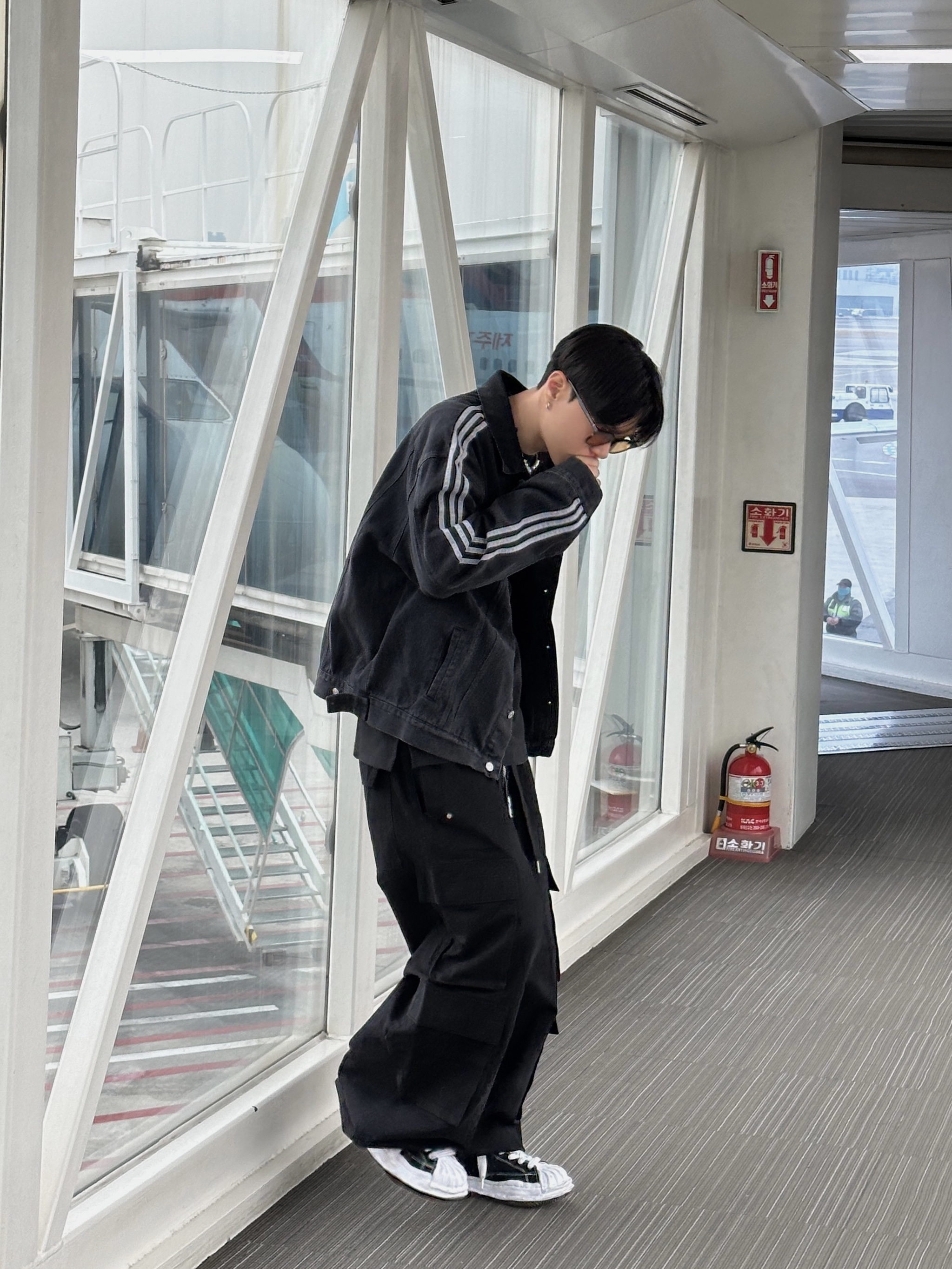 Maison Mihara Yasuhiro Blakey OG Sole Canvas Low-top Sneakers Black White 착용 스타일 - 1