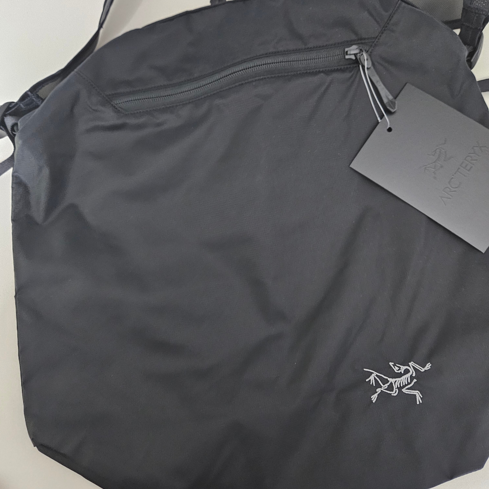 Arc'teryx Heliad 12 Tote Black 착용 스타일