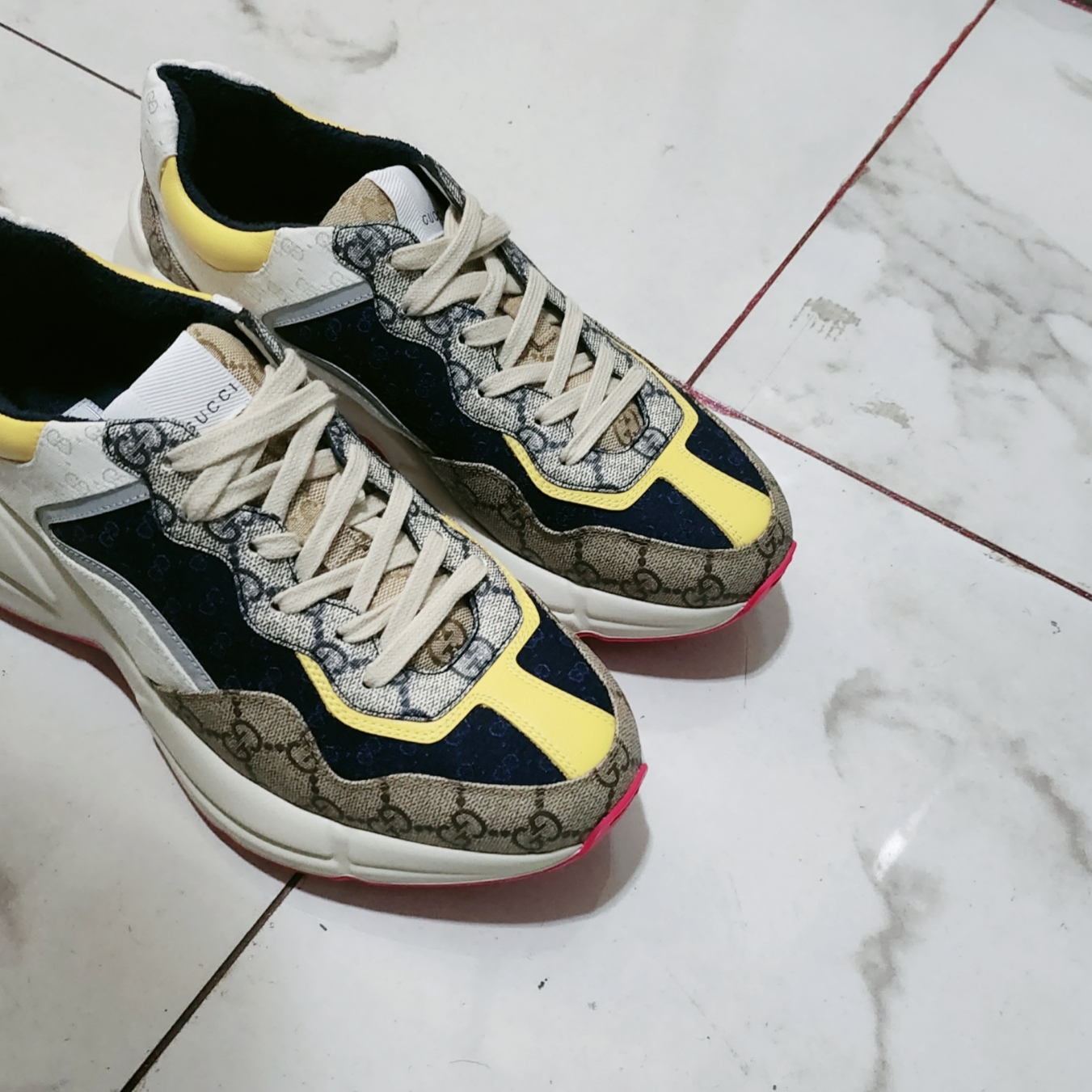 Gucci GG Rhyton Beige Sneakers Ebony Blue 착용 스타일 - 9