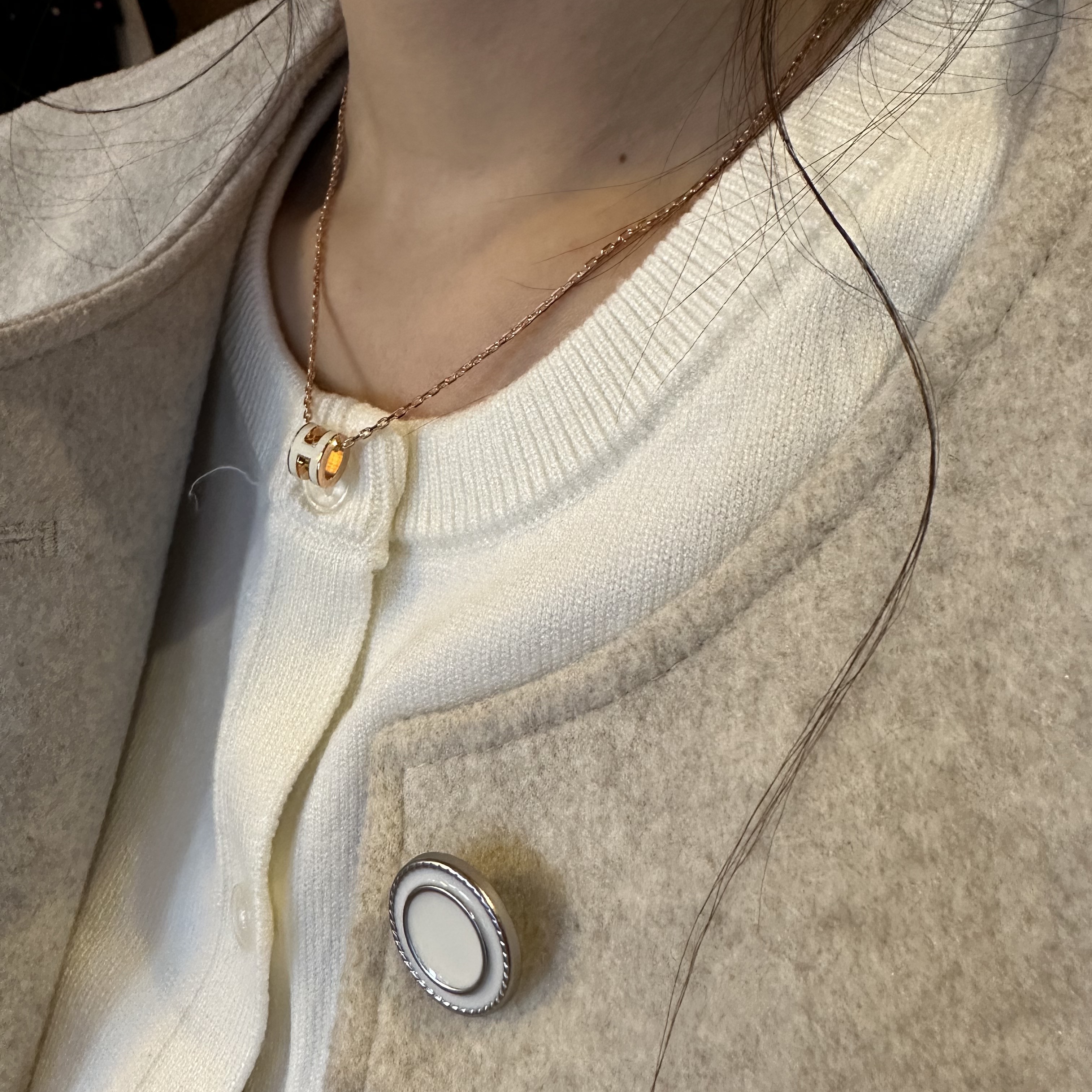 (W) Hermes Mini Pop H Pendant Rose Gold & Blanc 착용 스타일