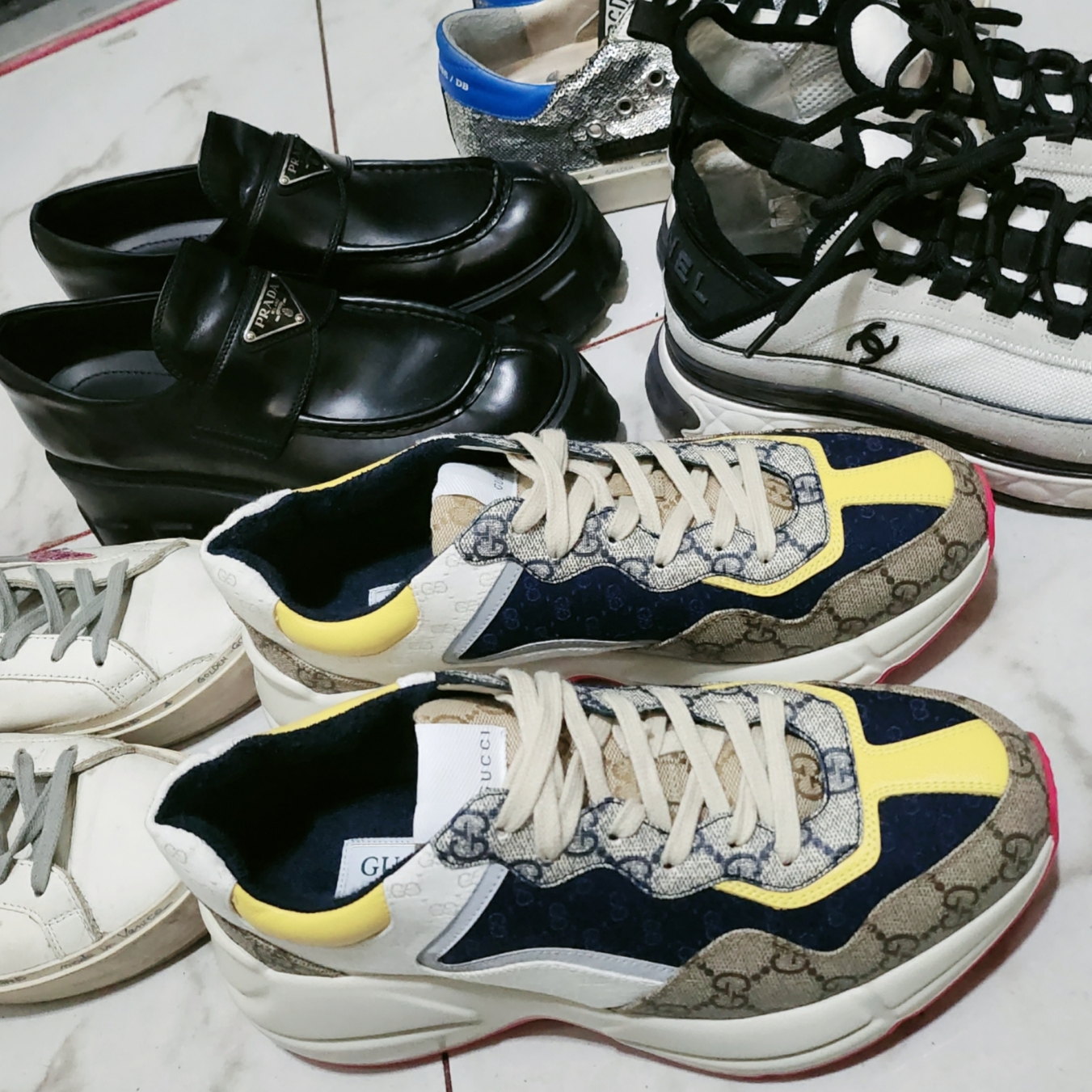Gucci GG Rhyton Beige Sneakers Ebony Blue 착용 스타일 - 6
