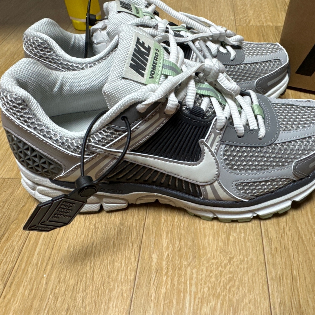 (W) Nike Zoom Vomero 5 Cobblestone and Flat Pewter 착용 스타일