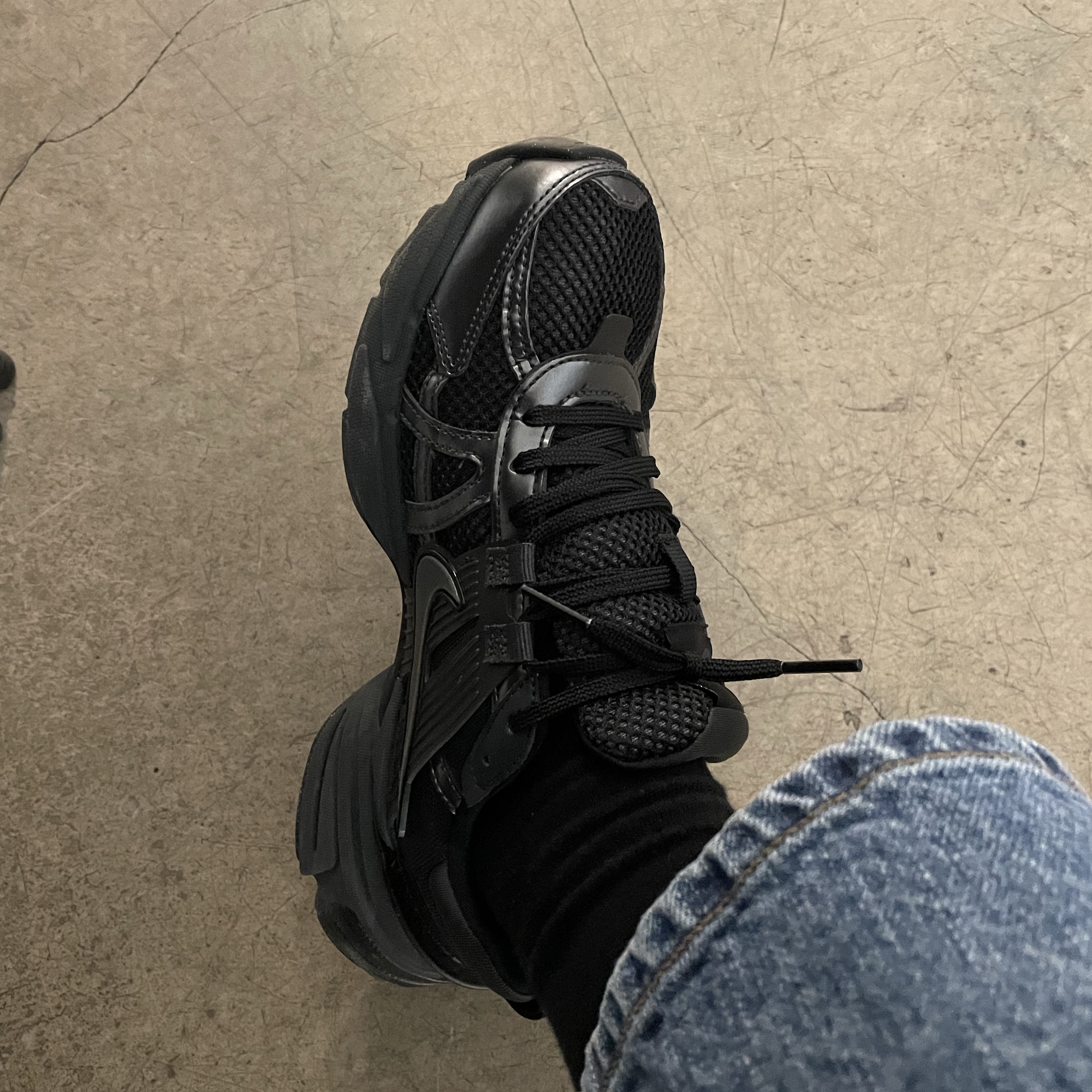 Nike V2K Run Black Anthracite 착용 스타일 - 2
