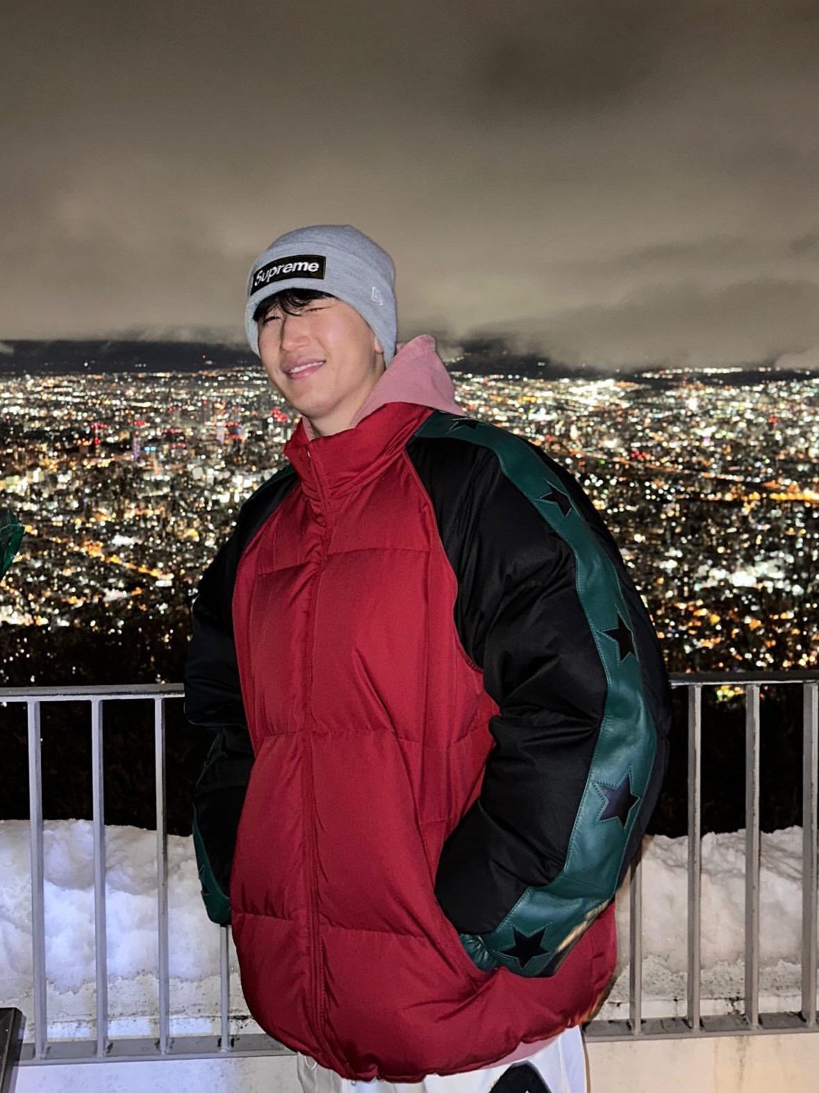 Supreme Star Sleeve Down Puffer Jacket Red - 23FW 착용 스타일 - 1