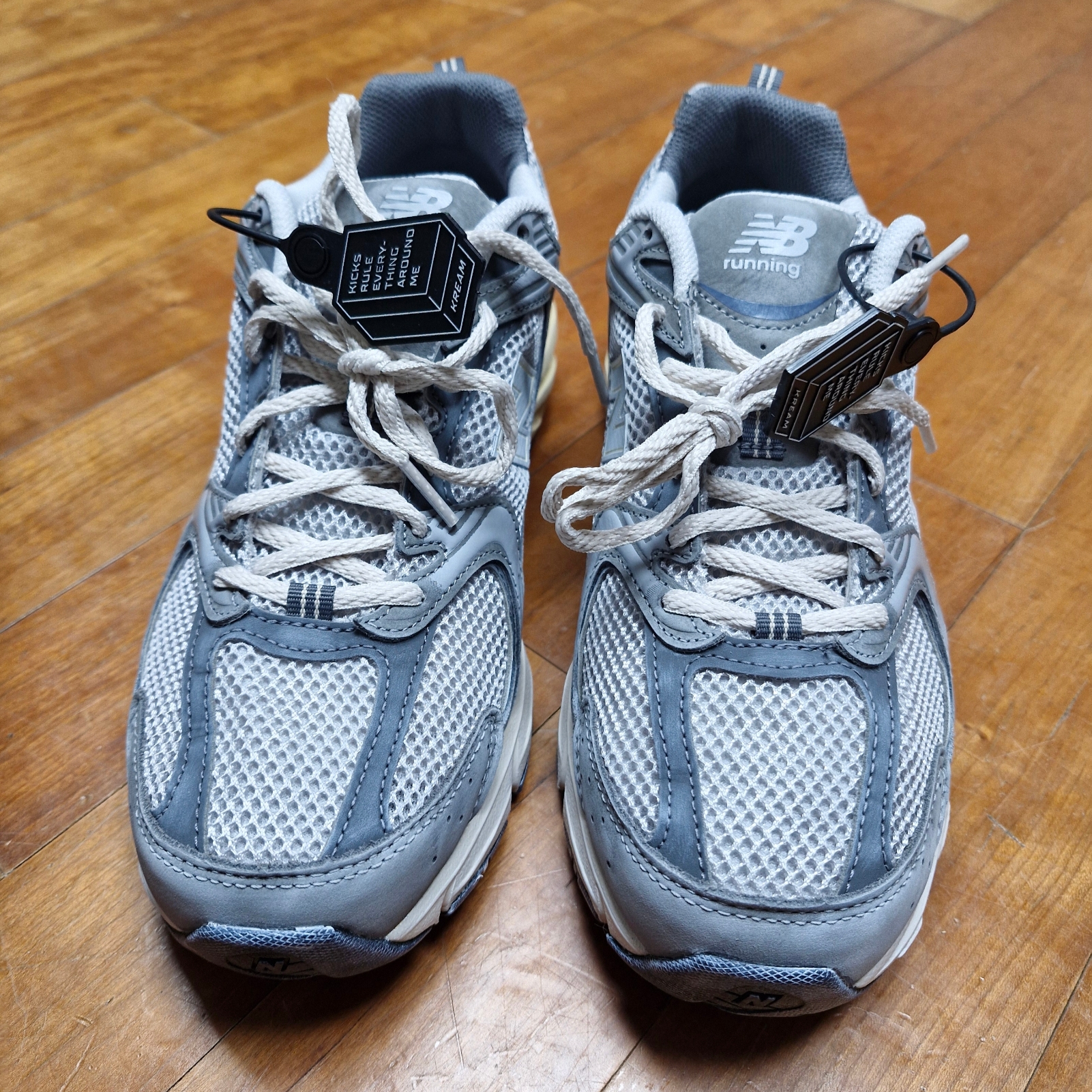 New Balance 530 Premium Vintage Grey Matter 착용 스타일