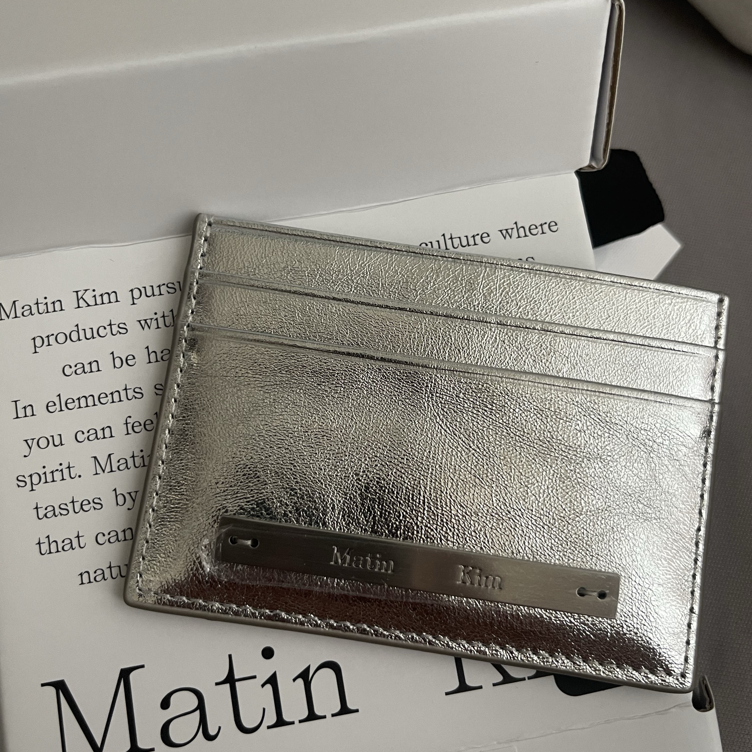 Matin Kim Vintage Card Wallet Silver 착용 스타일 - 1